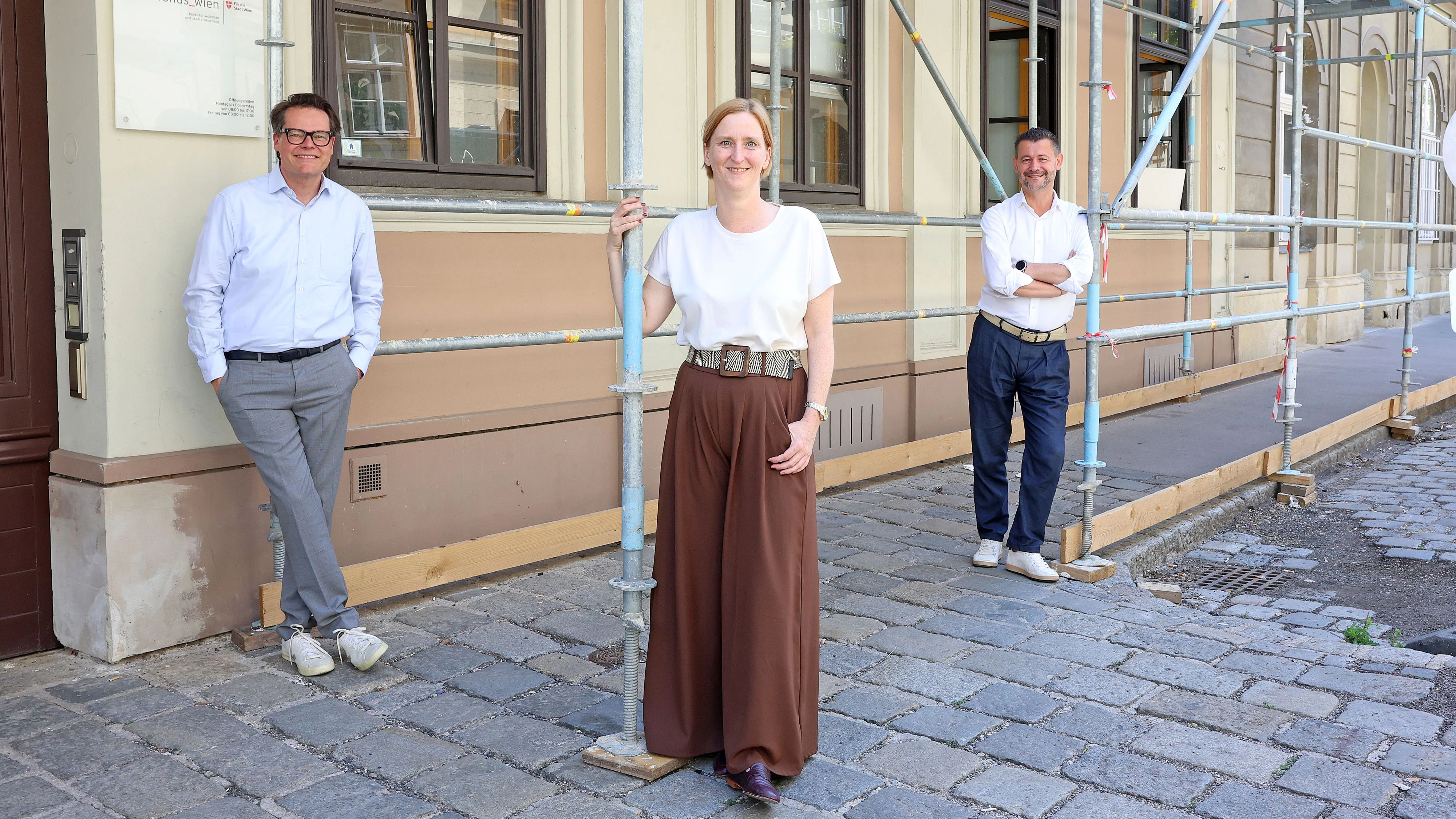 Fototermin "Neue Photovoltaik-Anlage & LED-Umstellung & Nistkästen im wohnfonds_wien" mit Stadträtin Elke Hanel-Torsch, Stadtrat Jürgen Czernohorszky und Gregor Puscher, GF des Wohnfonds Wien.