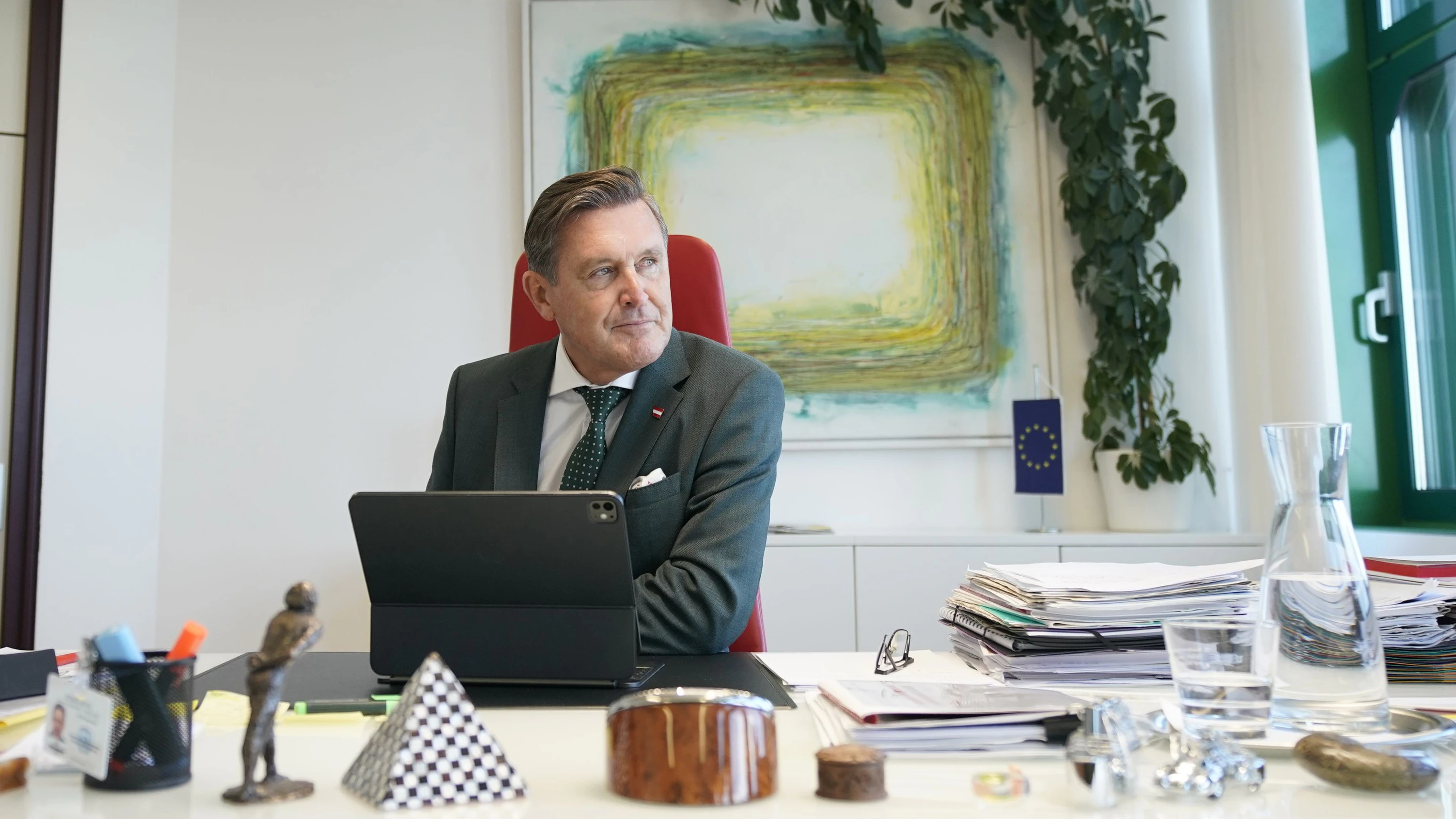 Peter Hanke an seinem Schreibtisch im Ministerium.