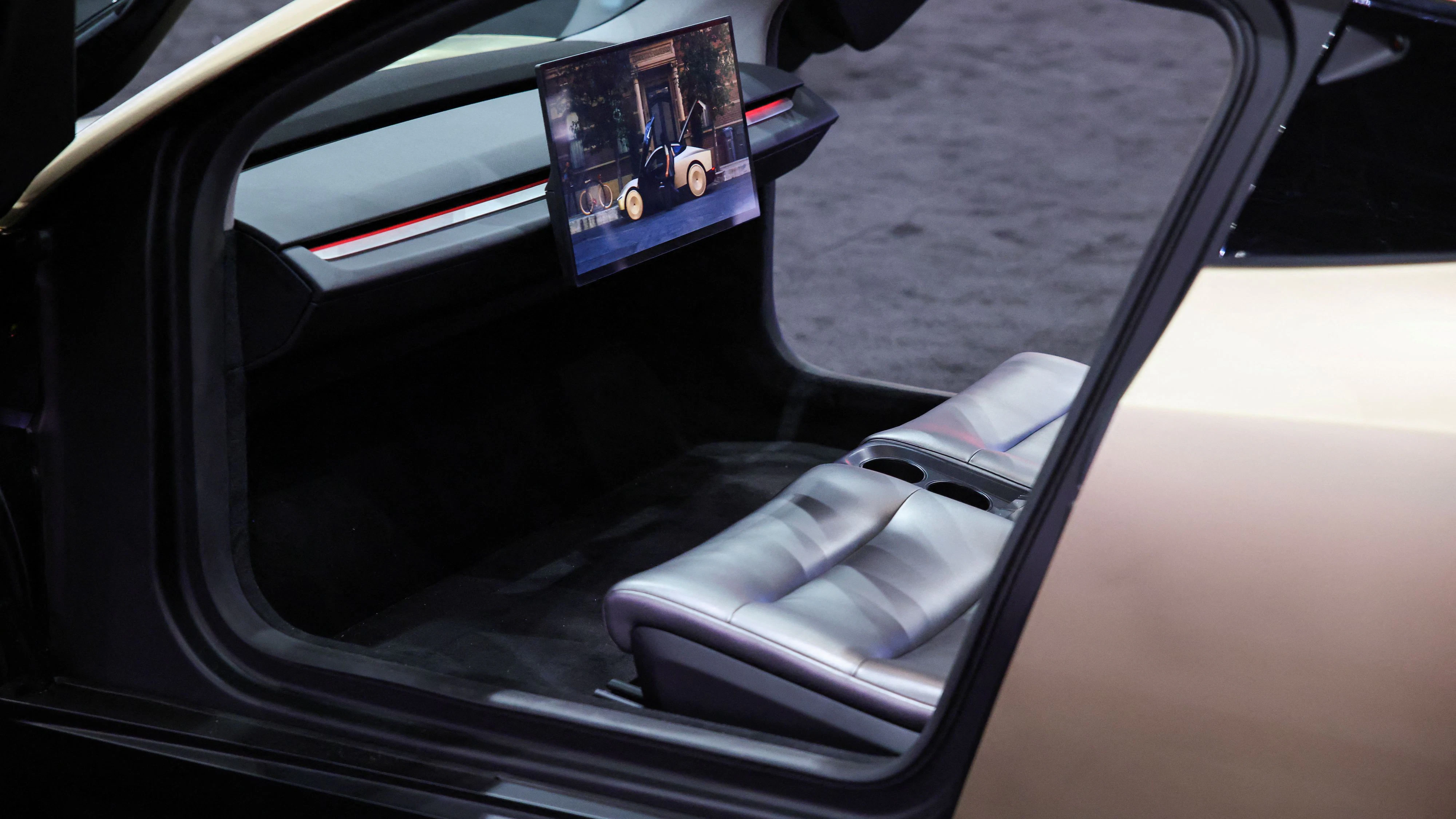 Heute.at - Tesla testet sein Robotaxi Cybercab ohne Lenkrad