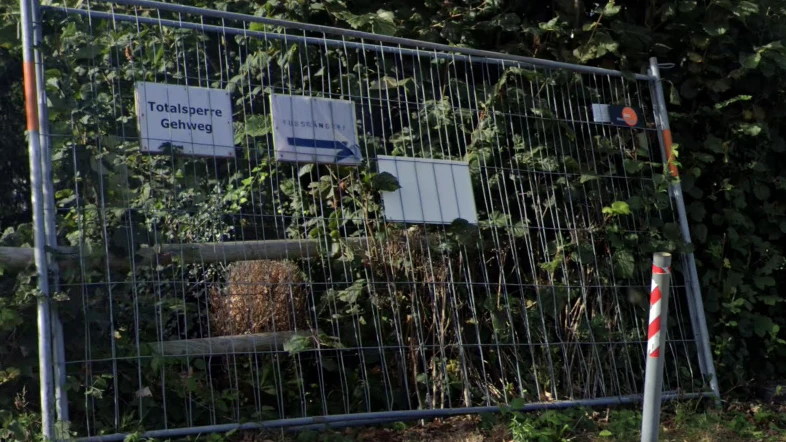 Ein deutscher Milliardär stellt eine dreistöckige Villa mitten auf einen Wanderweg in Lochau.