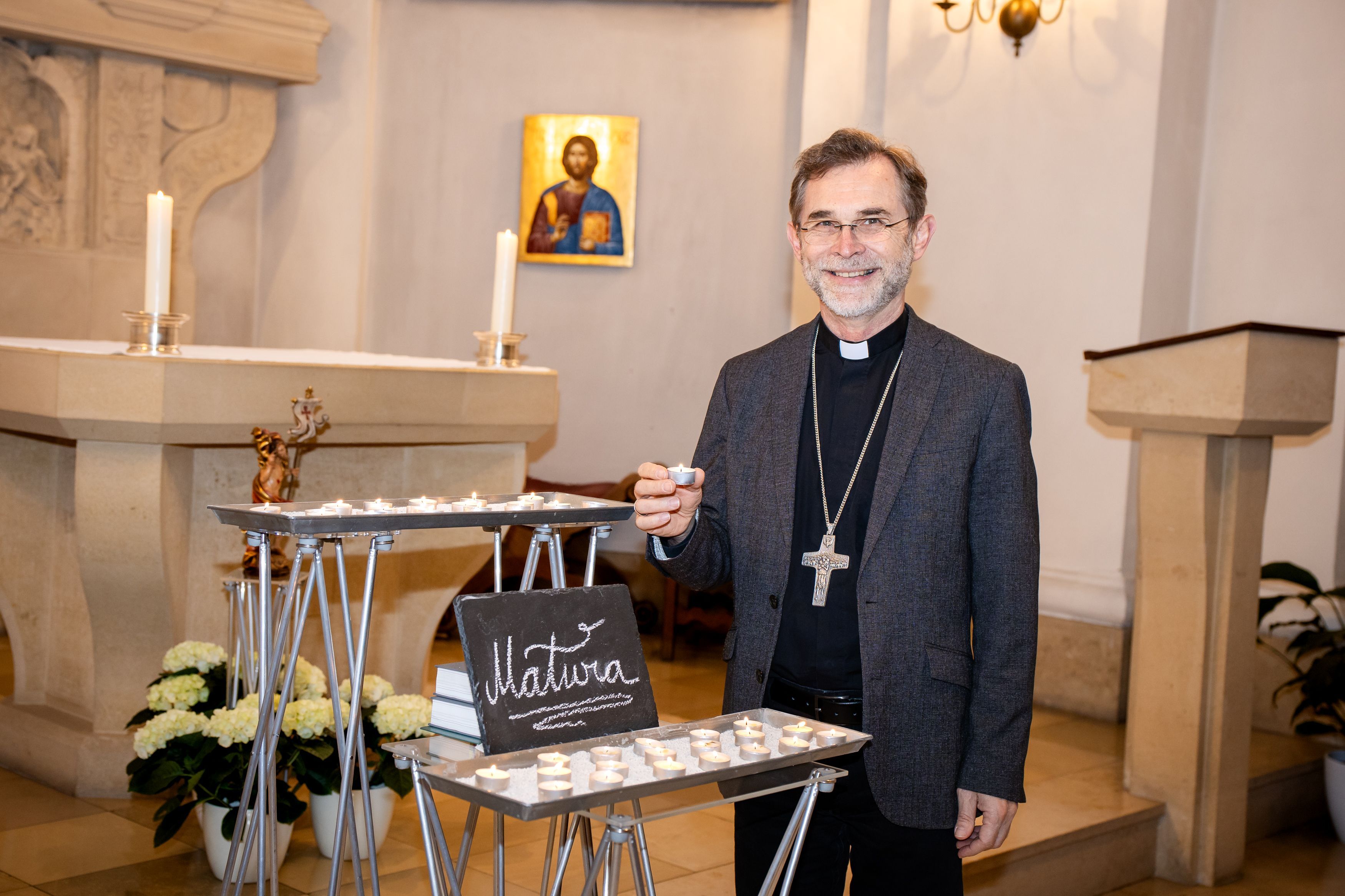Segen für die Maturanten von Wiens Erzbischof Josef Grünwidl. 