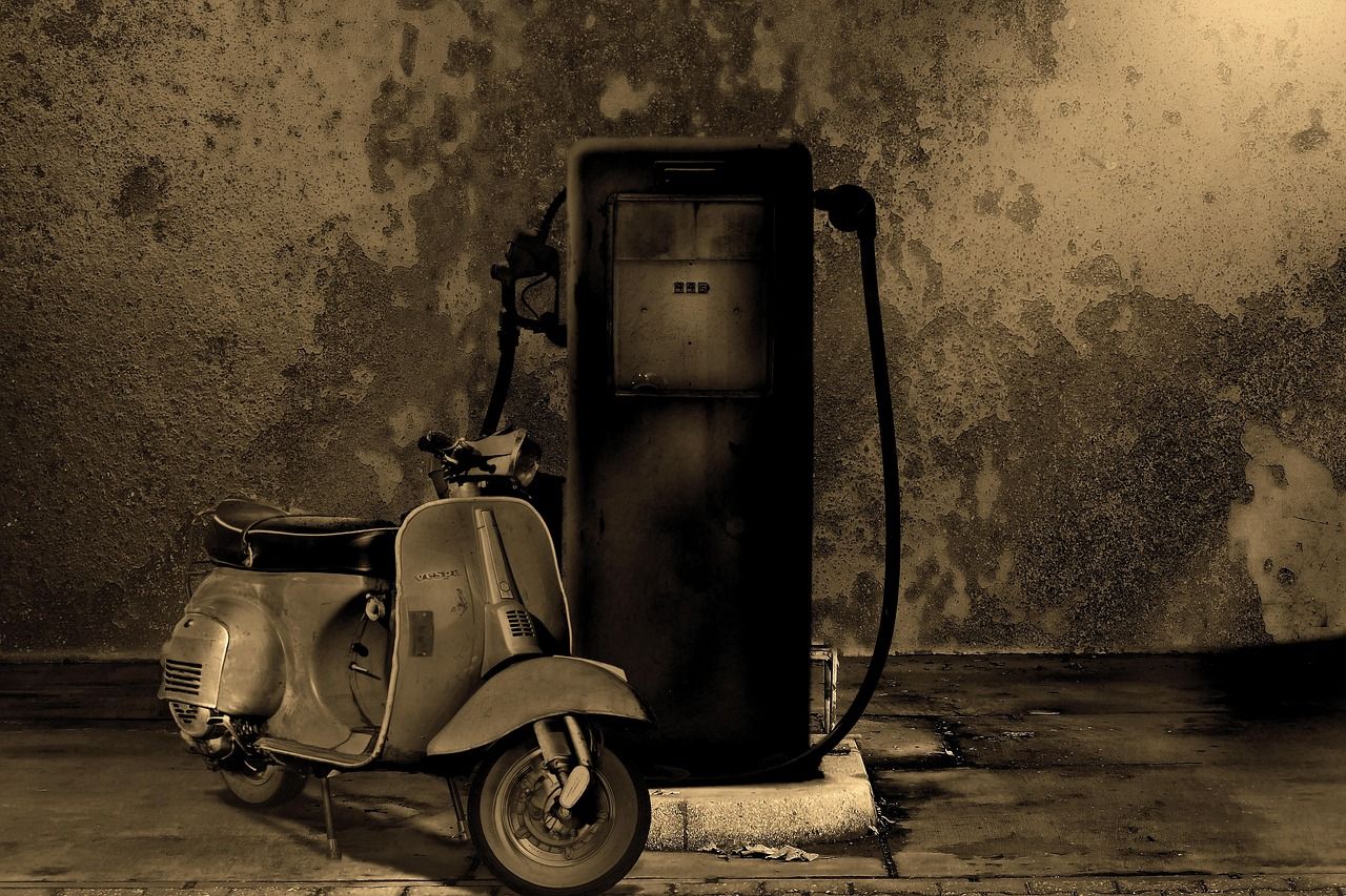 Alte Tankstelle mit Motorrad