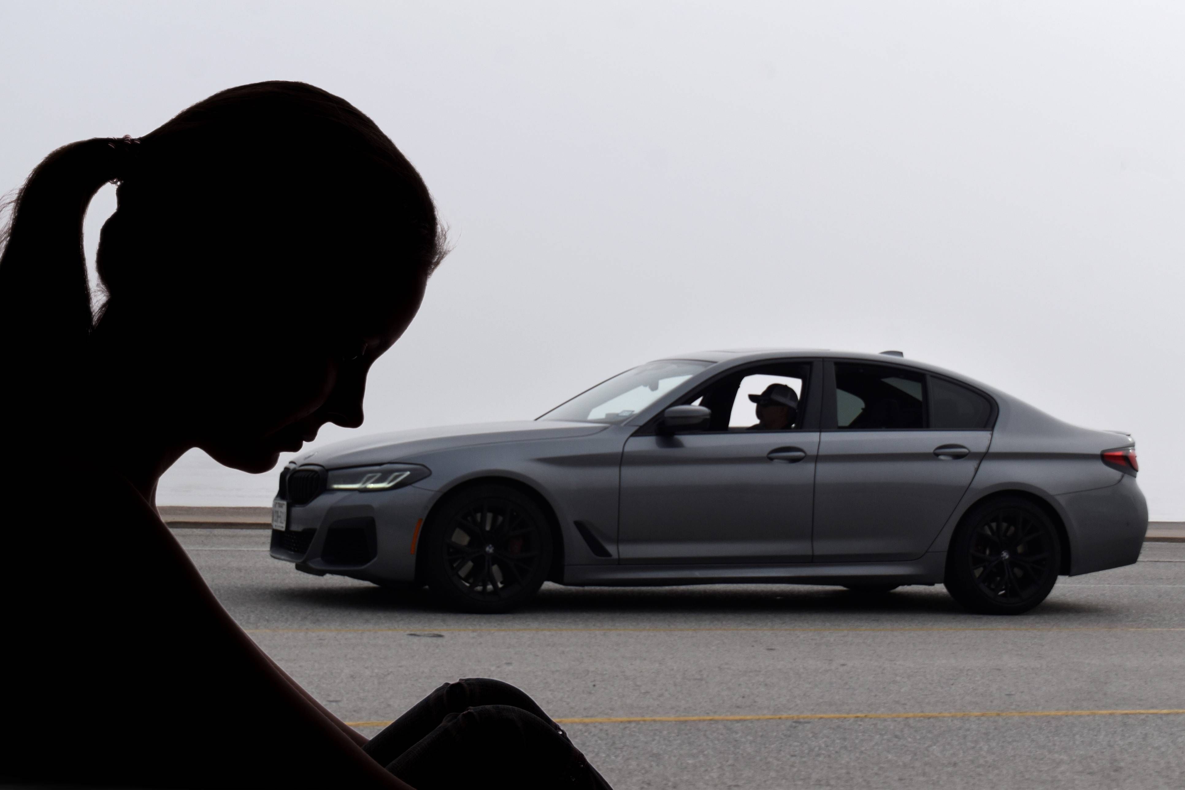 Der Verdächtige soll das Mädchen in einem dunklen BMW missbraucht haben.
