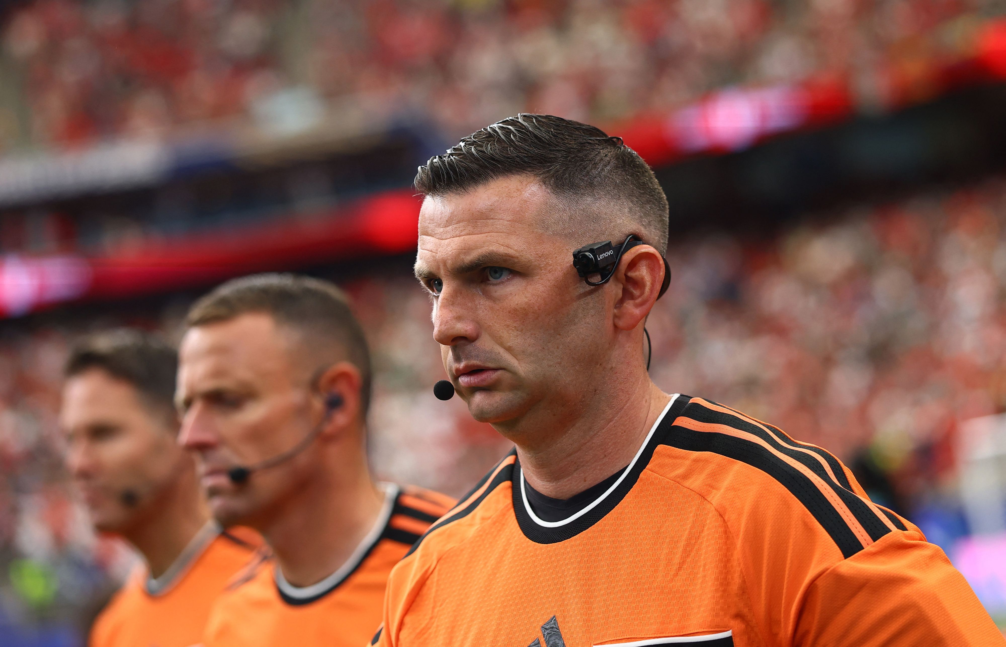 Der englische Schiedsrichter Michael Oliver könnte eine Kriegs-Regel greifen. 
