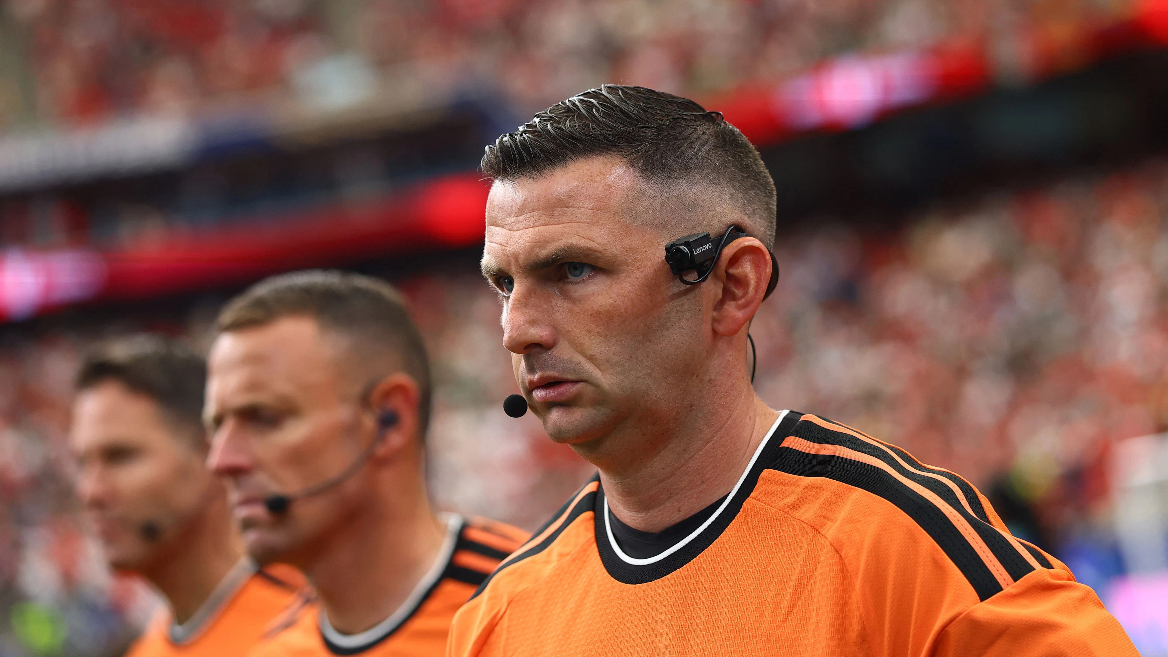 Der englische Schiedsrichter Michael Oliver könnte eine Kriegs-Regel greifen. 