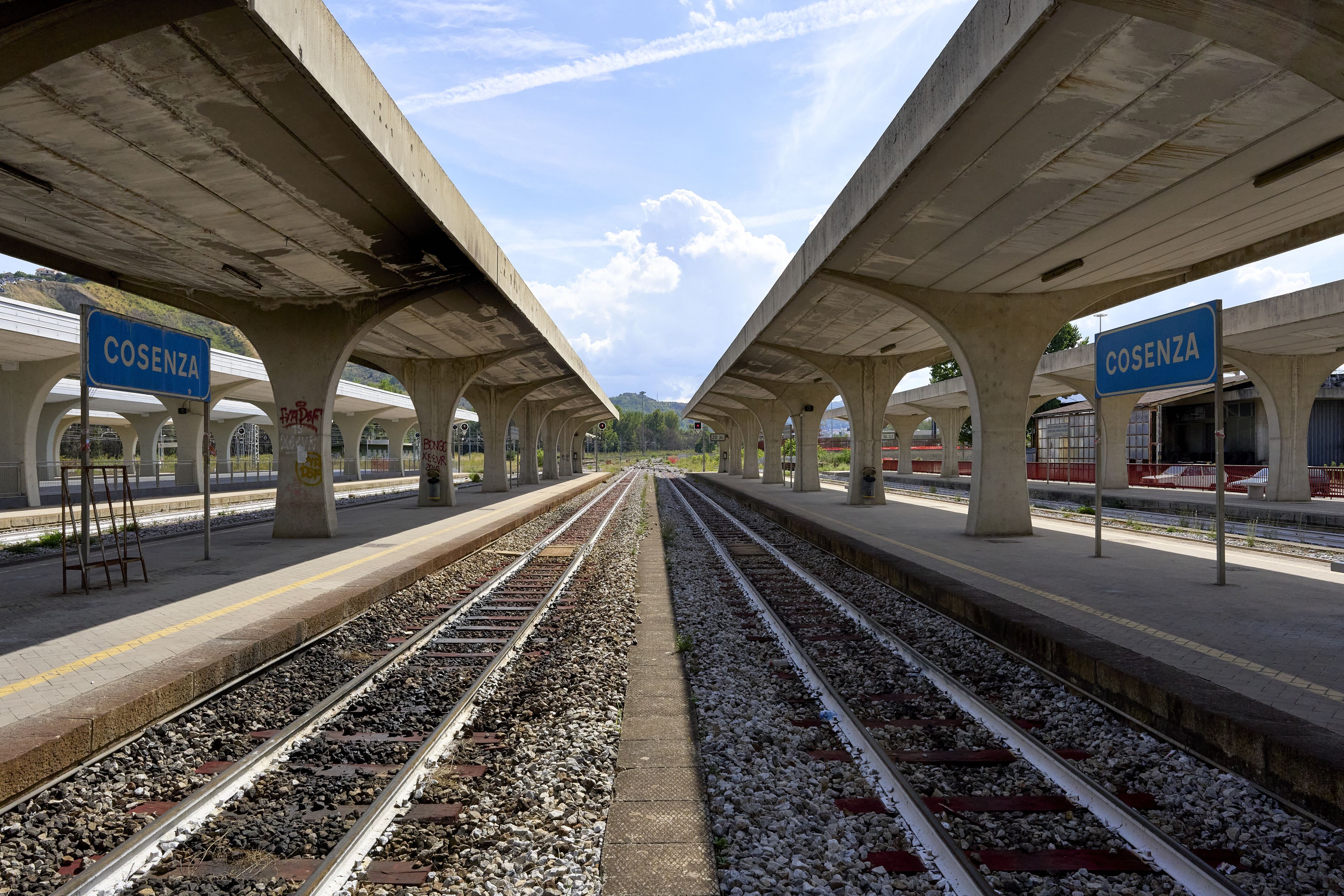 Heute.at - Oberleitungen durchtrennt! Bahn-Chaos in Kalabrien