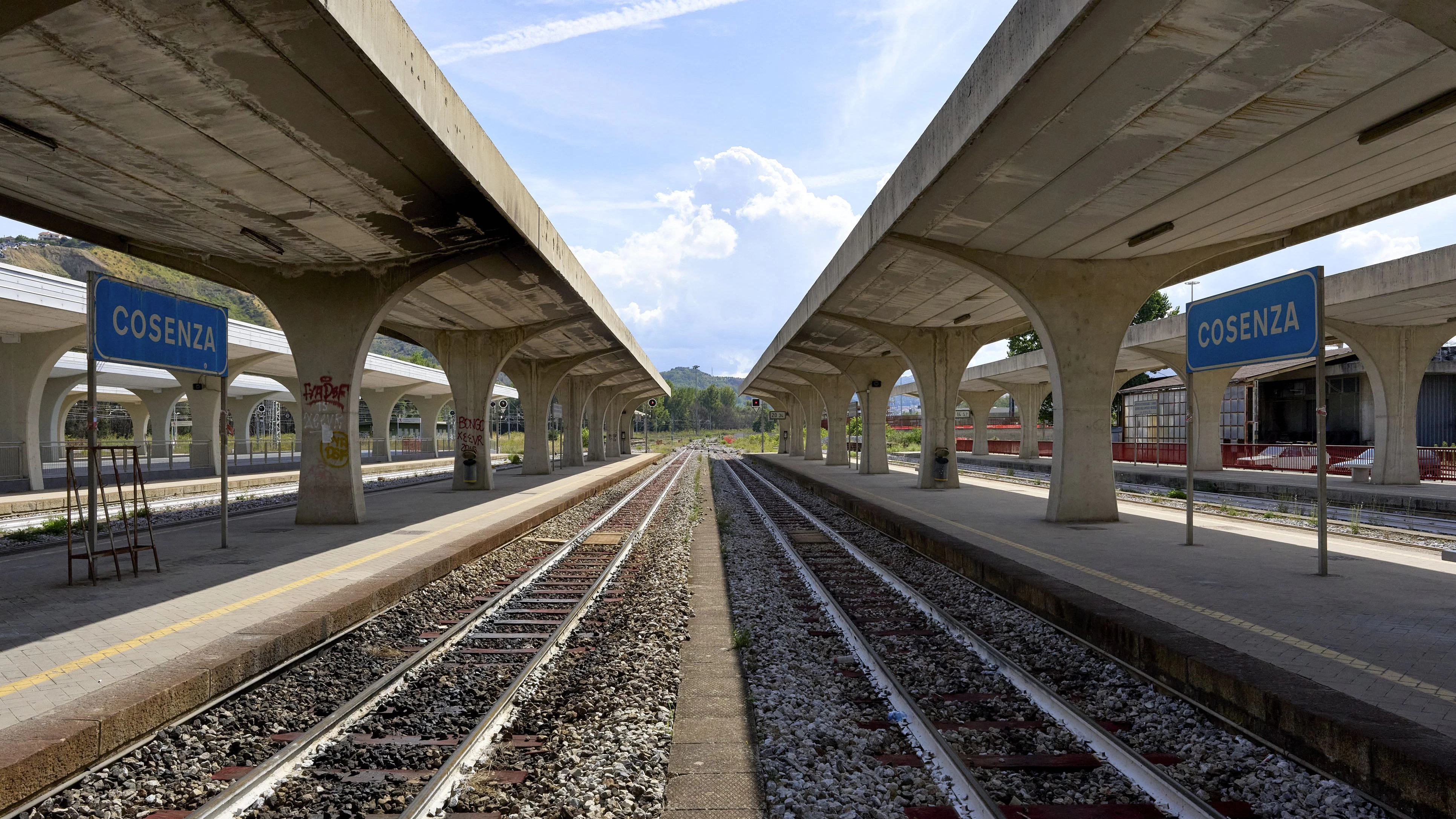 Heute.at - Oberleitungen durchtrennt! Bahn-Chaos in Kalabrien
