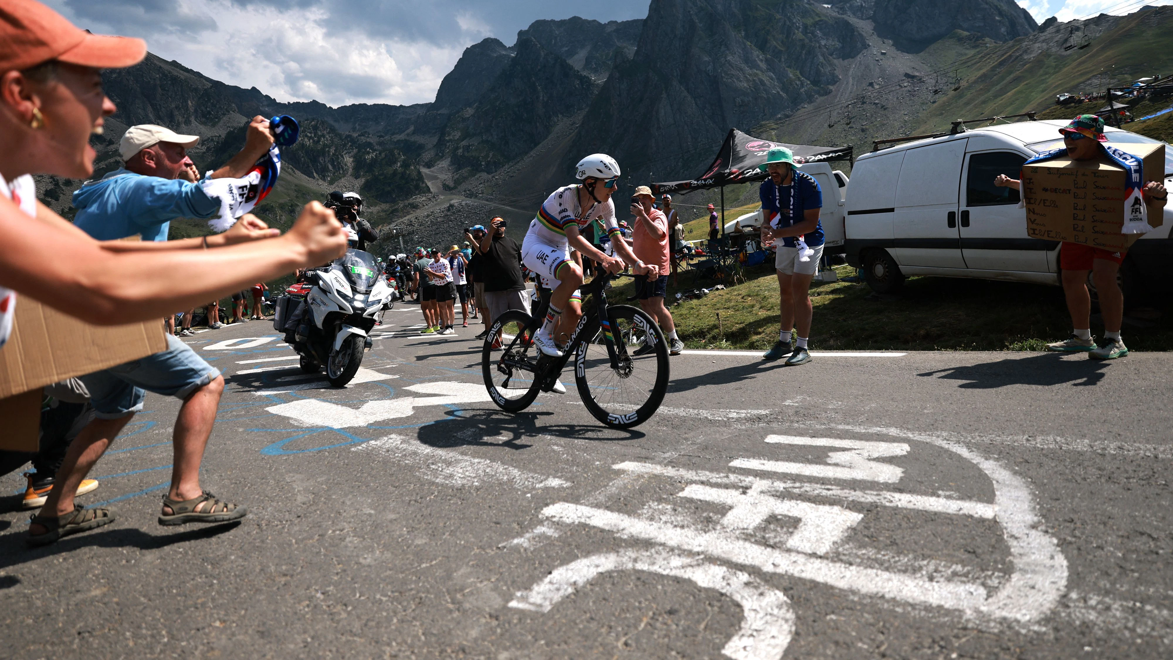 Rad-Star Tadej Pogacar auf dem Col du Tourmalet in den Pyrenäen. 