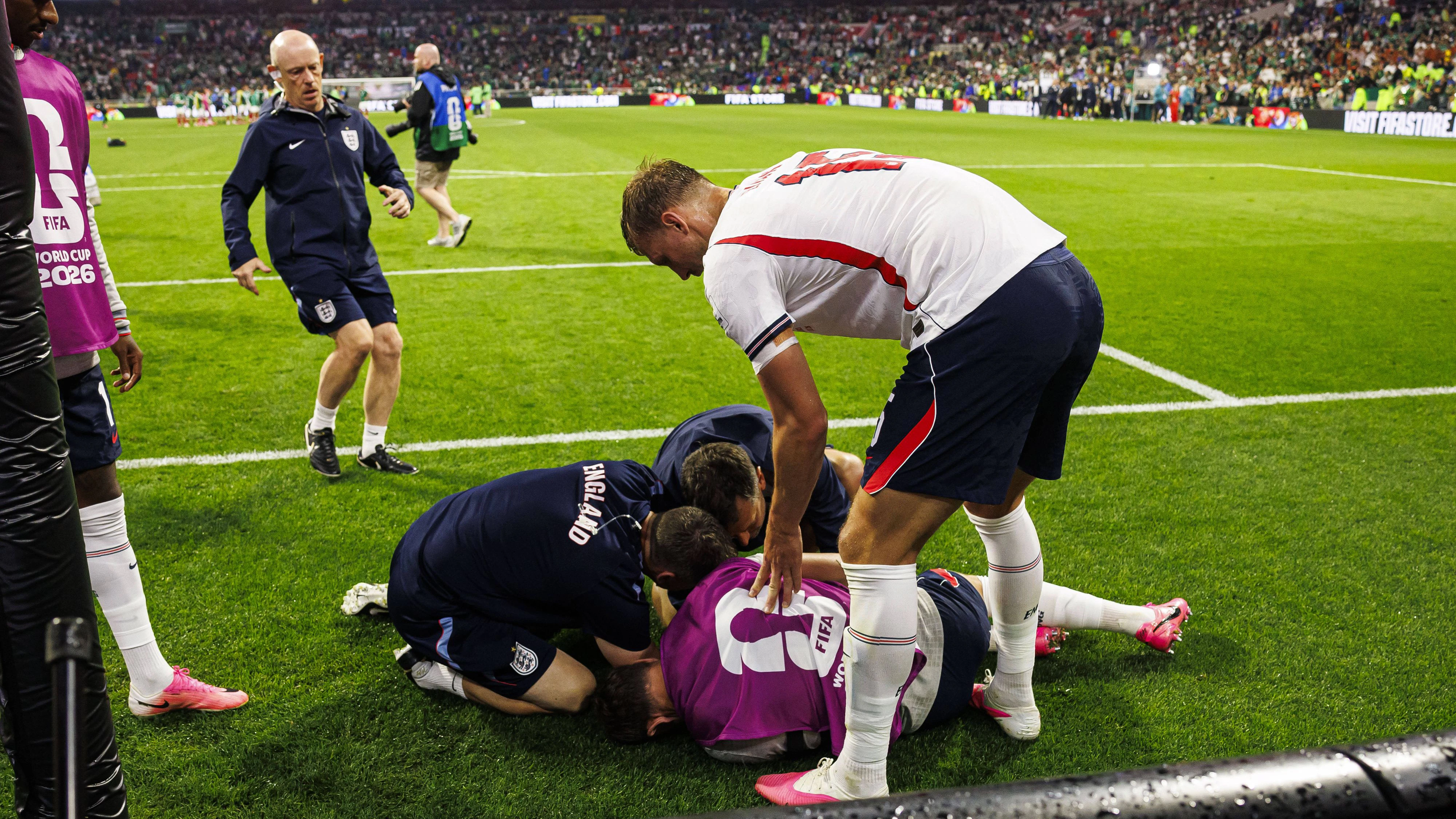 July 5, 2026, Mexico City, Mexico City, Mexico: Jordan Henderson D was injured amid the celebrations after winning the match during the FIFA World Cup, WM, Weltmeisterschaft, Fussball 2026 match between Mexico and England. Mexico hosted England at Mexico City Stadium on July 6, 2026 in Mexico City, Mexico Mexico City Mexico - ZUMAf196 20260705_zsp_f196_004 Copyright: xMartinxFonsecax