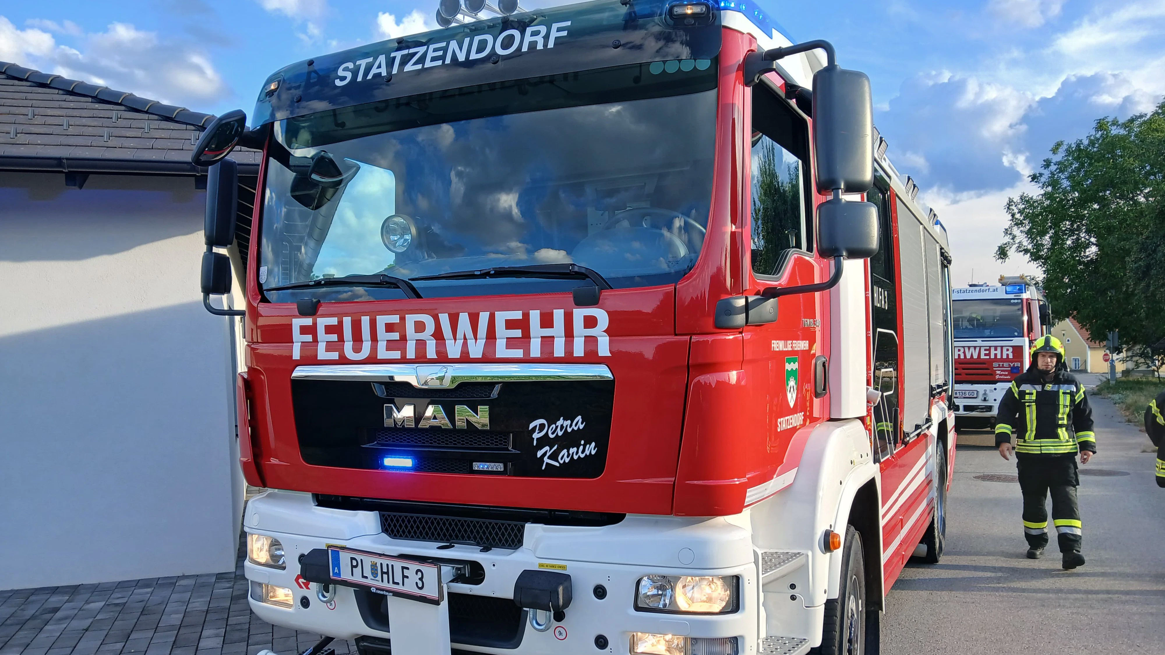 Die Feuerwehr rückte mit zwei Fahrzeugen aus und machte sich sofort an die Arbeit.