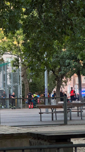 Ein 12-Jähriger soll in Wien-Favoriten mehrere Jugendliche mit einem Messer verletzt haben. Integrationsministerin Bauer spricht nun ein Machtwort.