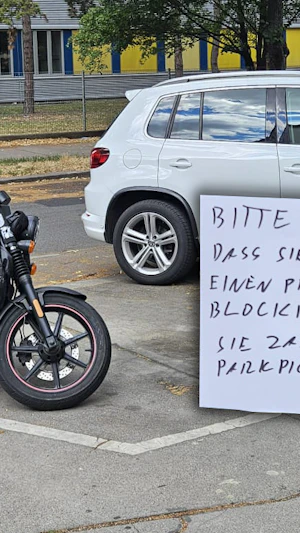 Motorradparken Wien: Ein Streit um Parkplätze in Meidling entlarvt gängige Mythen. Experten klären die rechtliche Lage und häufige Irrtümer auf.