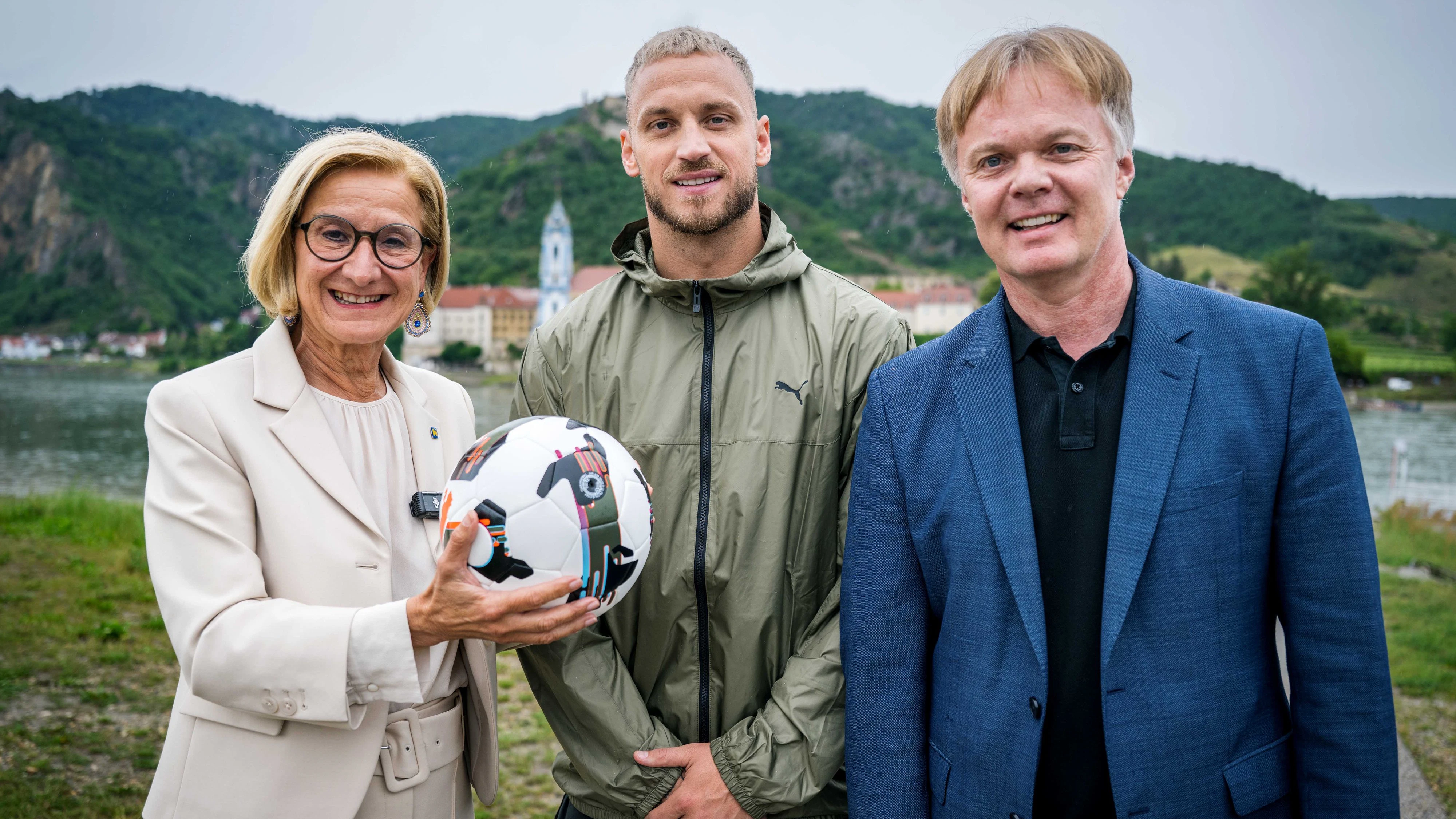 v.l.n.r.: Landeshauptfrau Johanna Mikl-Leitner, Fußballprofi und Niederösterreich-Testimonial Marko Arnautović und Michael Duscher – Geschäftsführer Niederösterreich Werbung