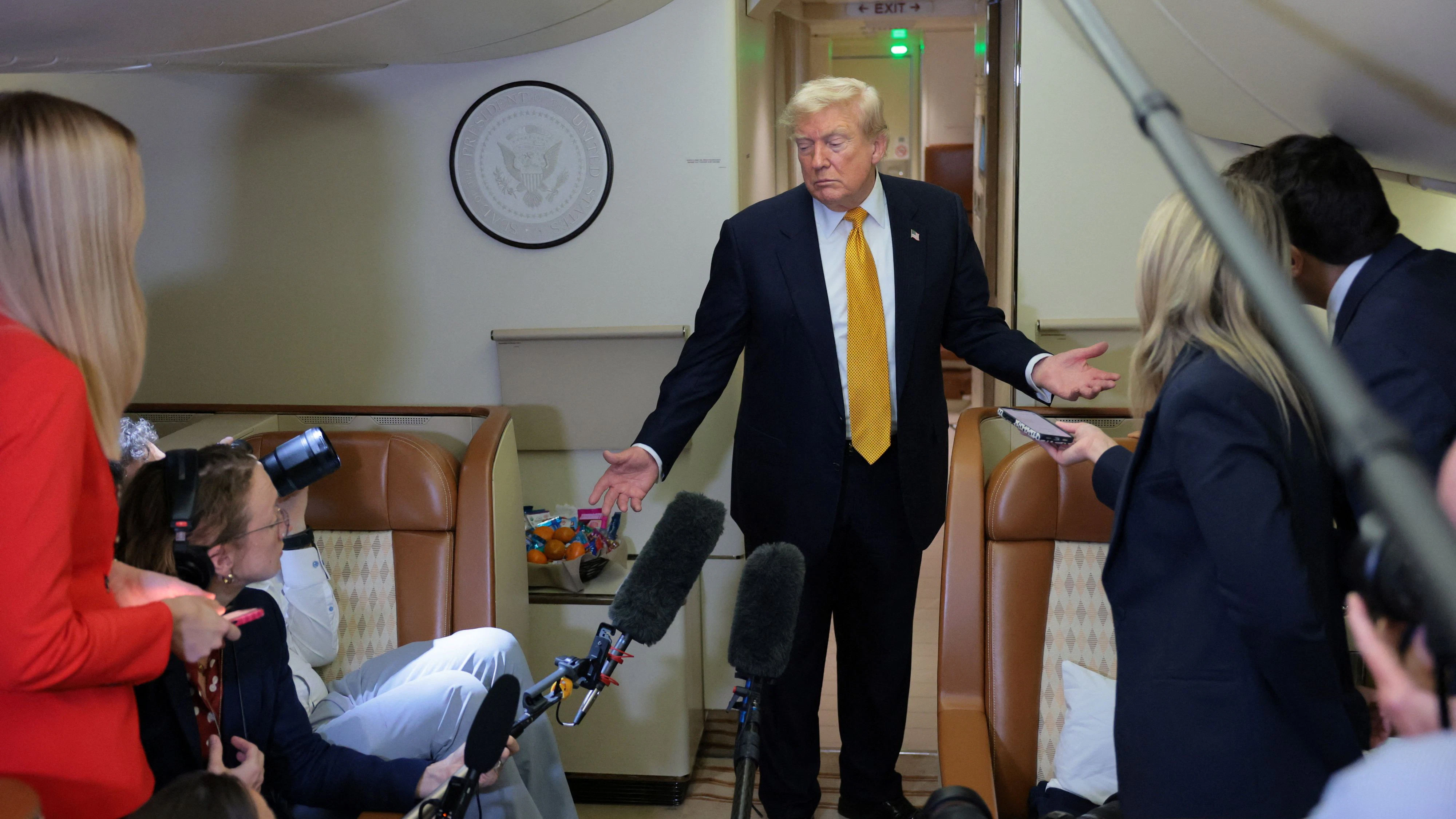 US-Präsident Donald Trump muss einer Journalistin fünf Millionen US-Dollar (etwa 4,4 Millionen Euro) bezahlen. Das hat ein Gericht nun entschieden. 