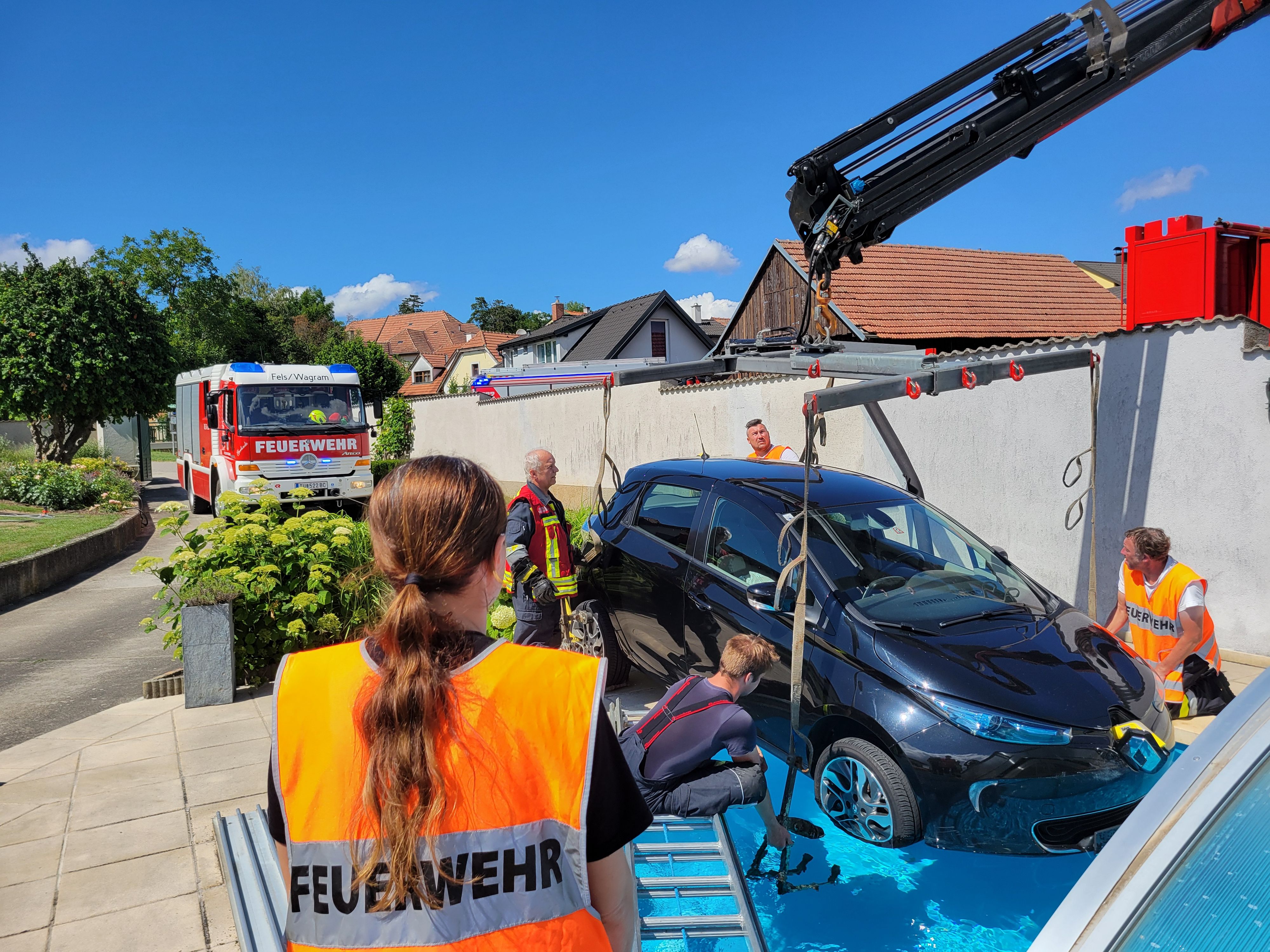 Spektakulärer Crash: Auto stürzte in Pool