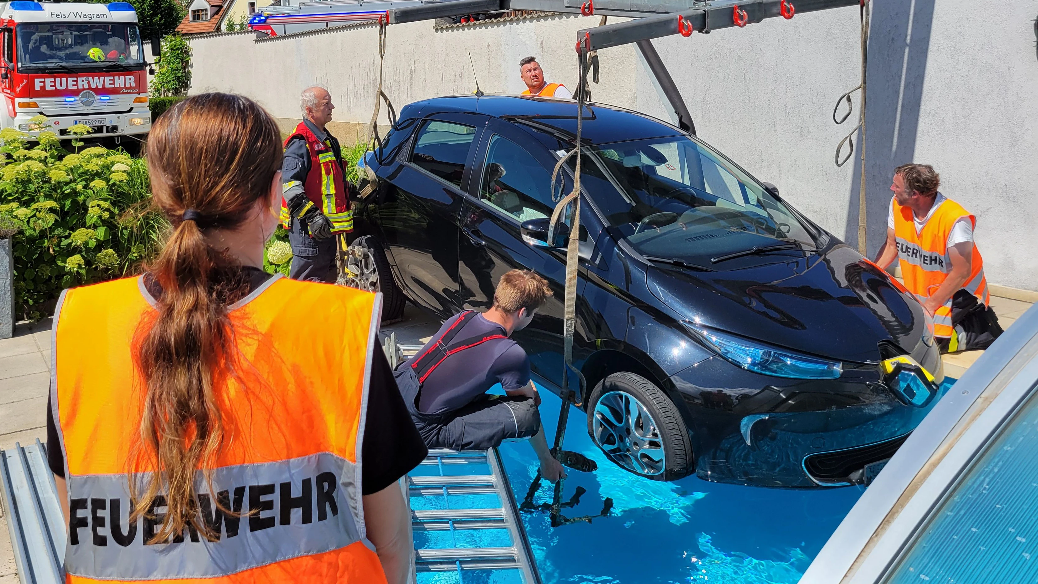 Spektakulärer Crash: Auto stürzte in Pool