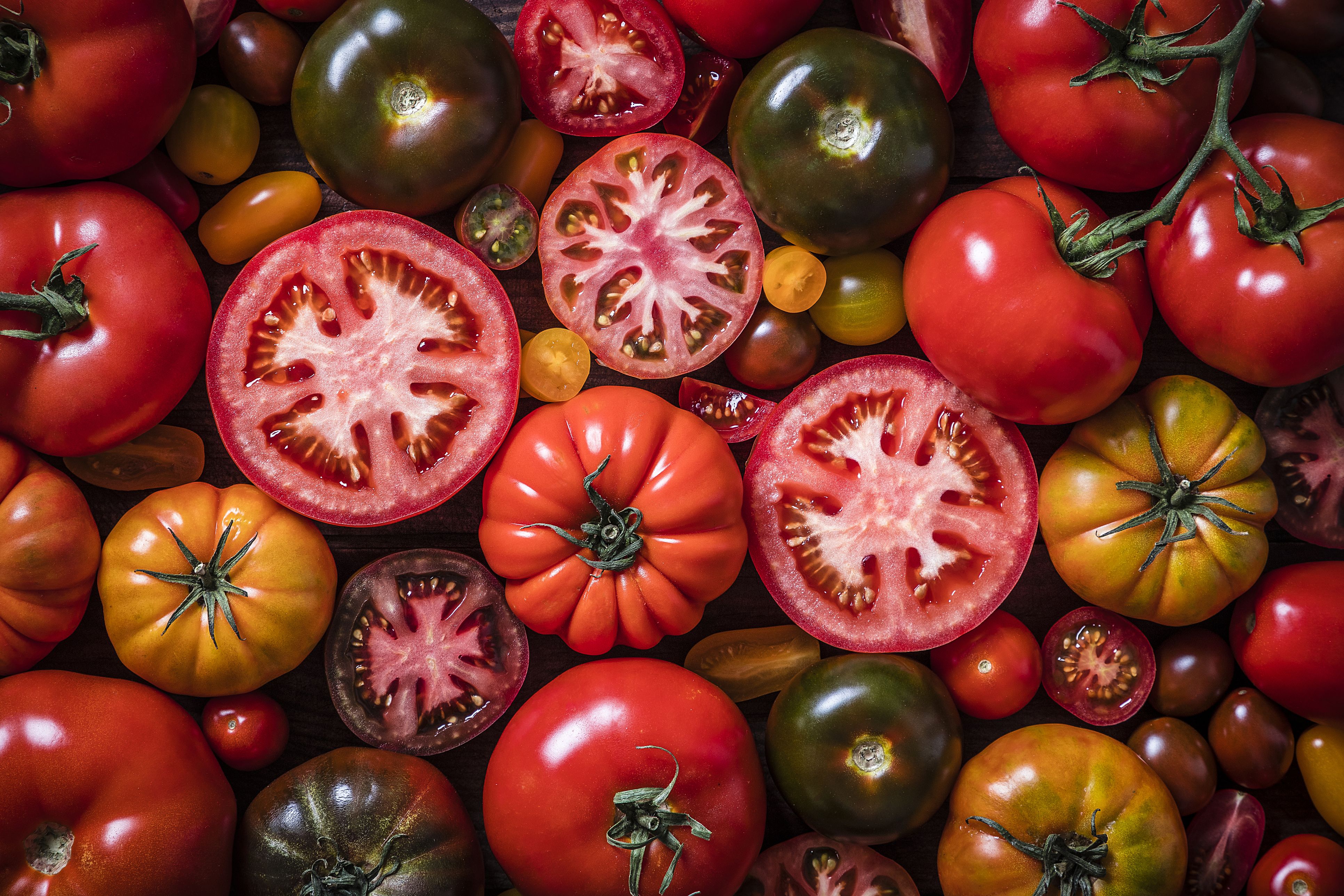Besonders wertvoll ist der Pflanzenfarbstoff Lycopin, der Tomaten ihre rote Farbe verleiht.