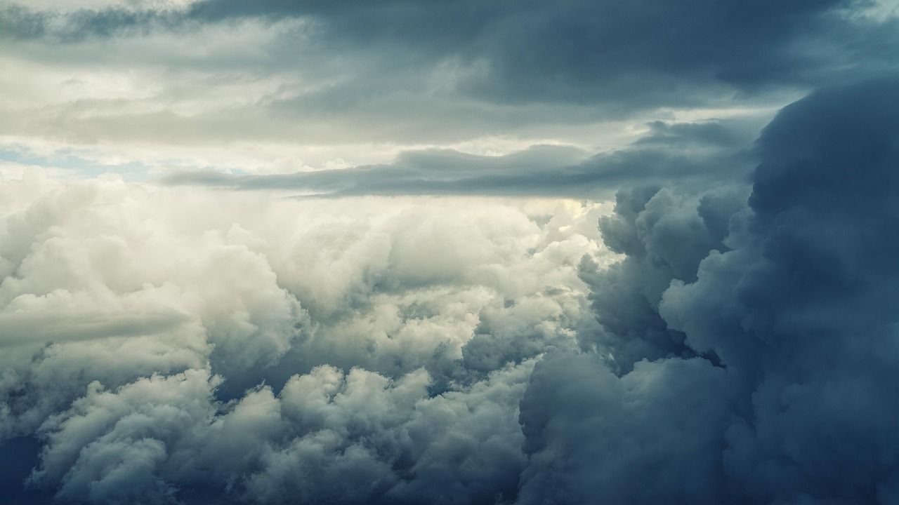 Dramatische Gewitterwolken