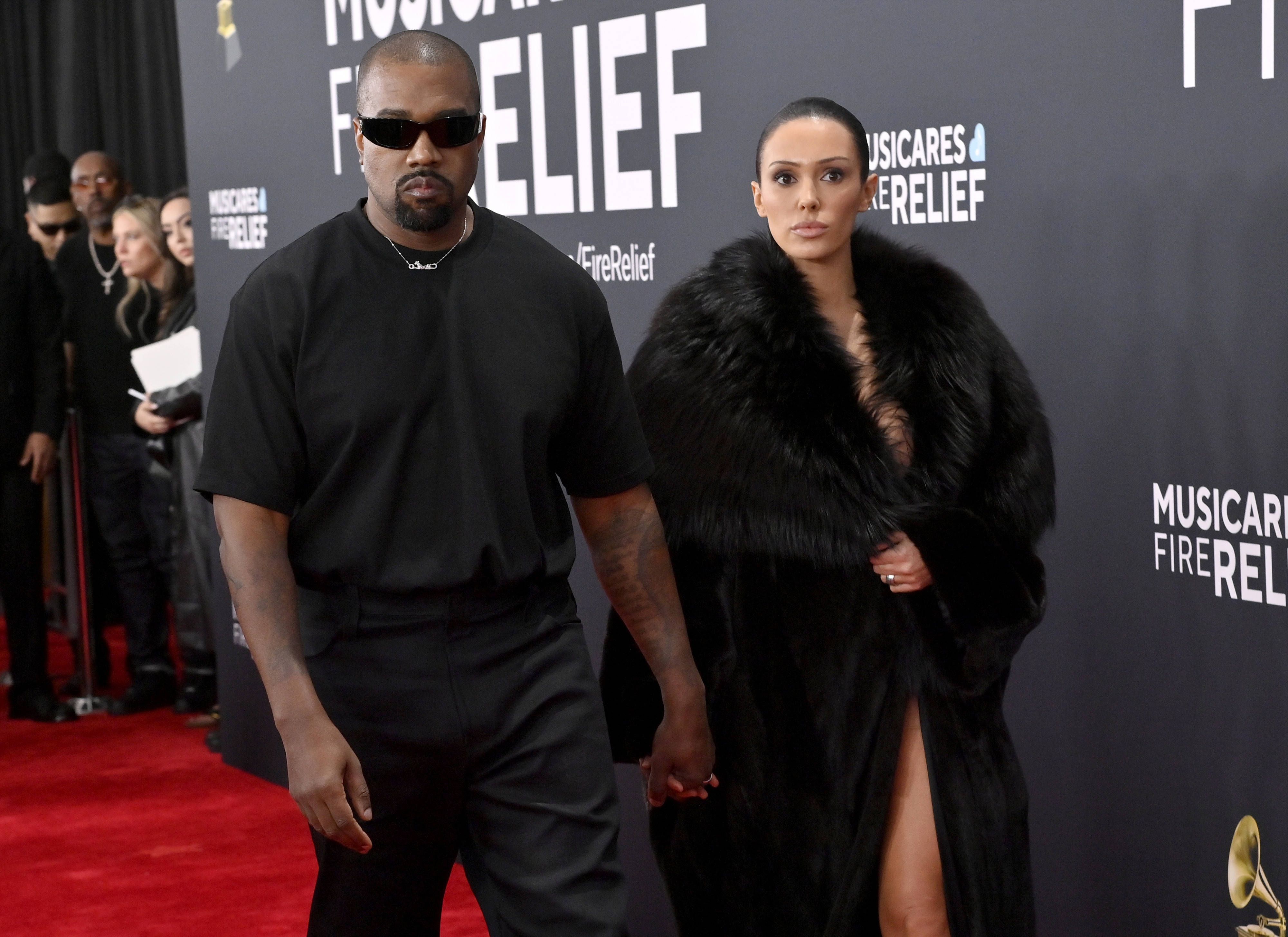 Kanye West mit Ehefrau Bianca Censori, die ihn auf seiner Tournee begleiten soll.