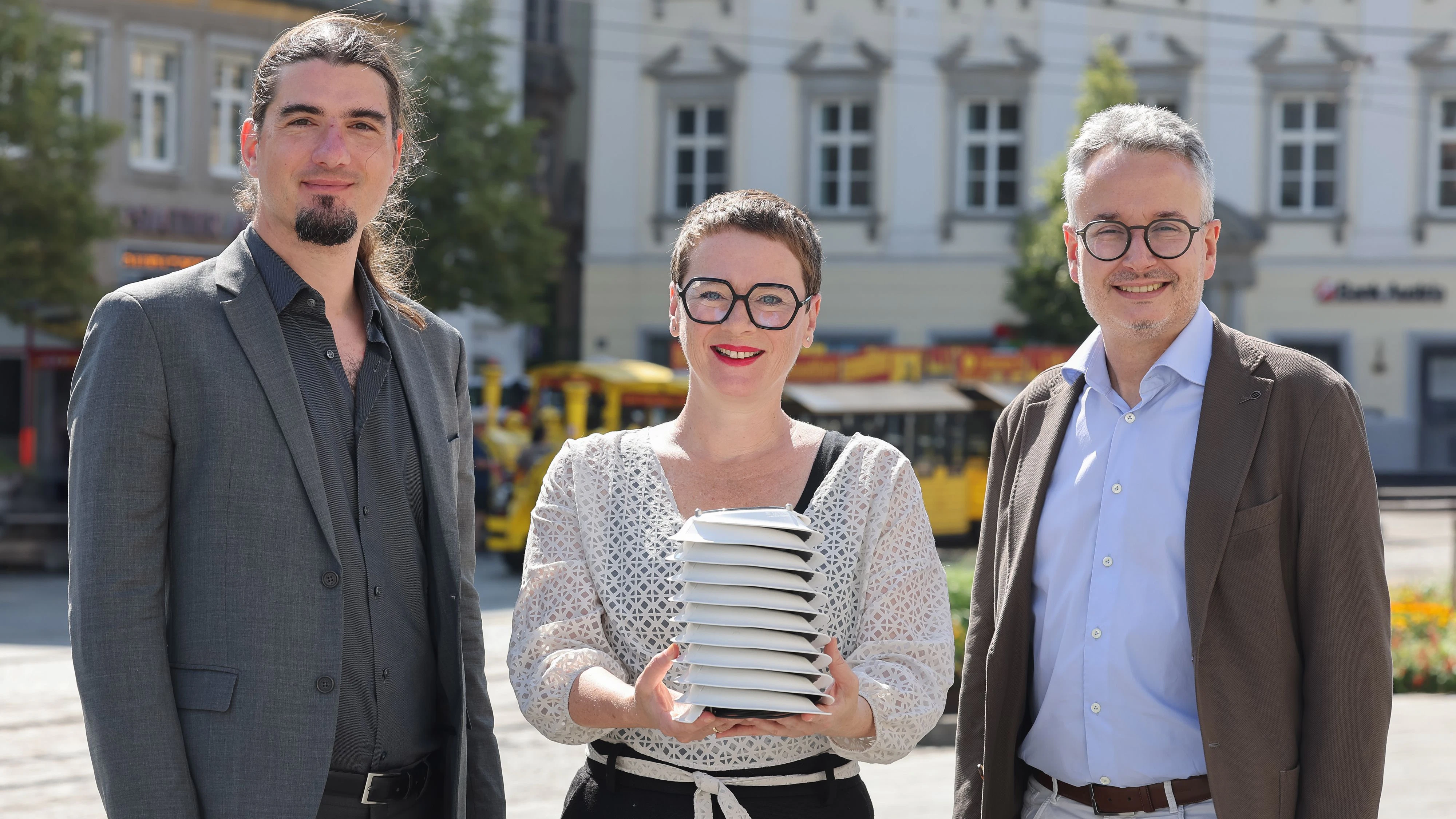 V.l.: Stadtklimatologe Johannes Horak, Klimastadträtin Eva Schobesberger (mit einem der städtischen Messgeräte) und Hans-Martin Neumann, Direktor Geschäftsbereich Planung, Technik und Umwelt.