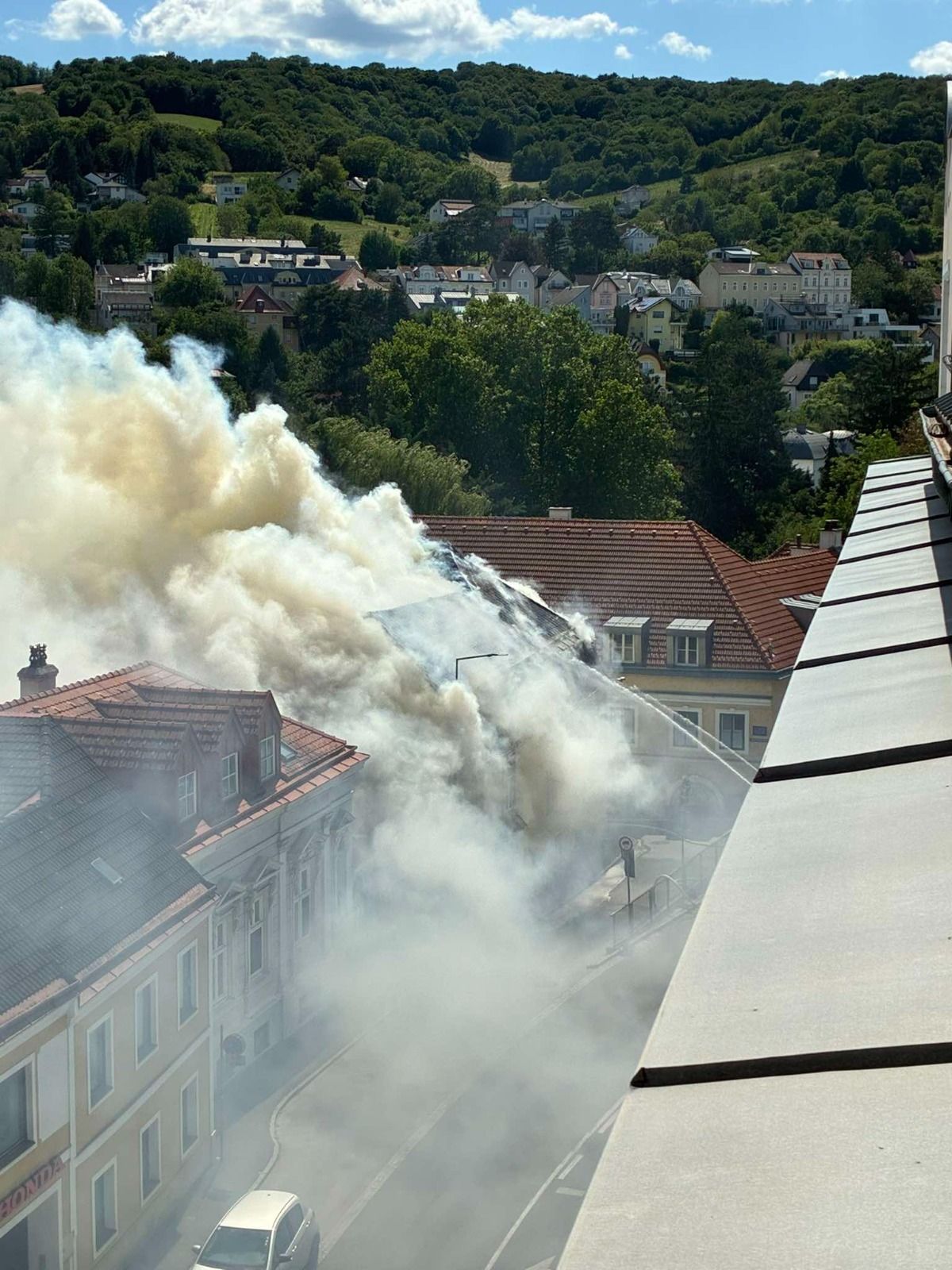 Heute.at - Dichte Rauchwolke! Großeinsatz in Klosterneuburg läuft