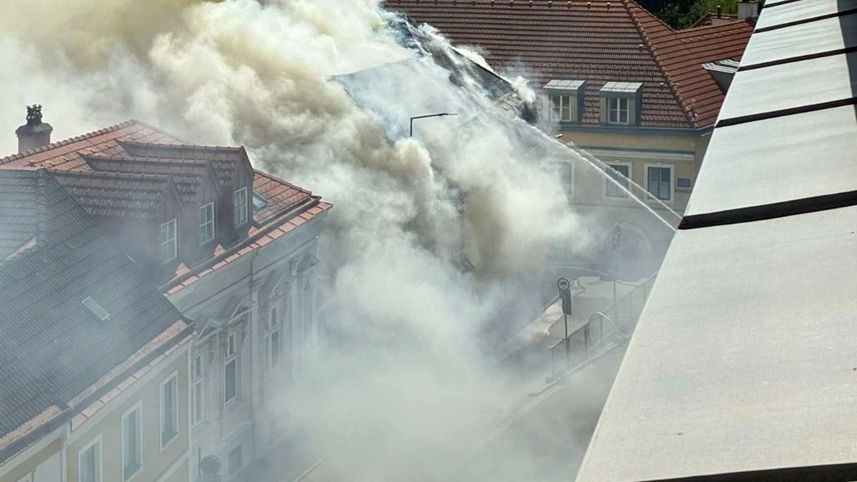 Die Feuerwehr Klosterneuburg löscht aktuell den Brand in der Kierlinger Straße.
