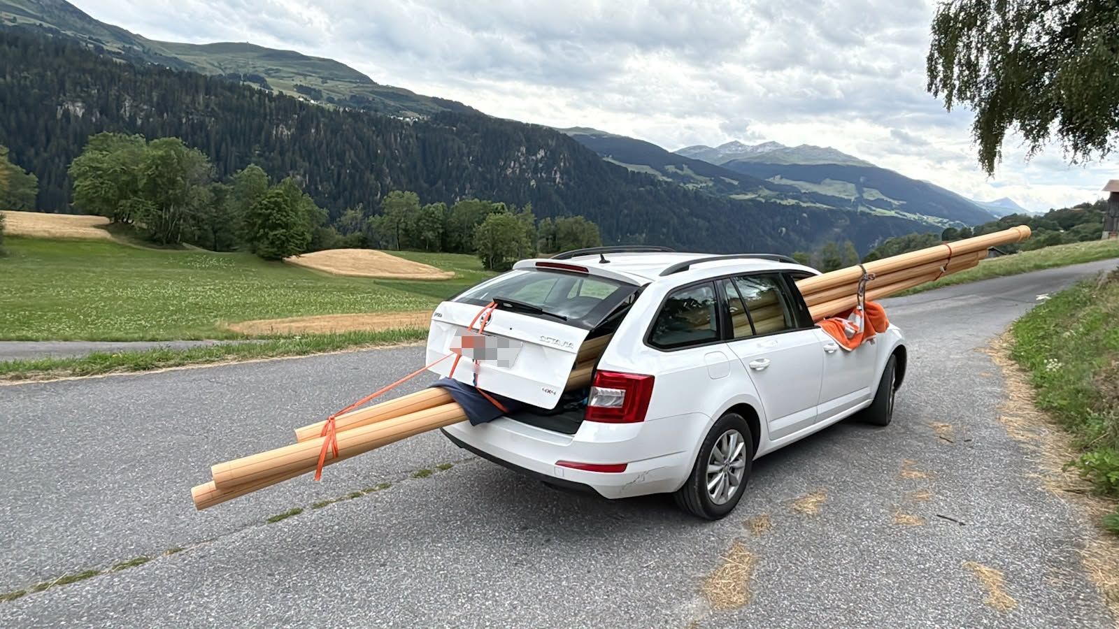 Überladener Skoda in Graubünden