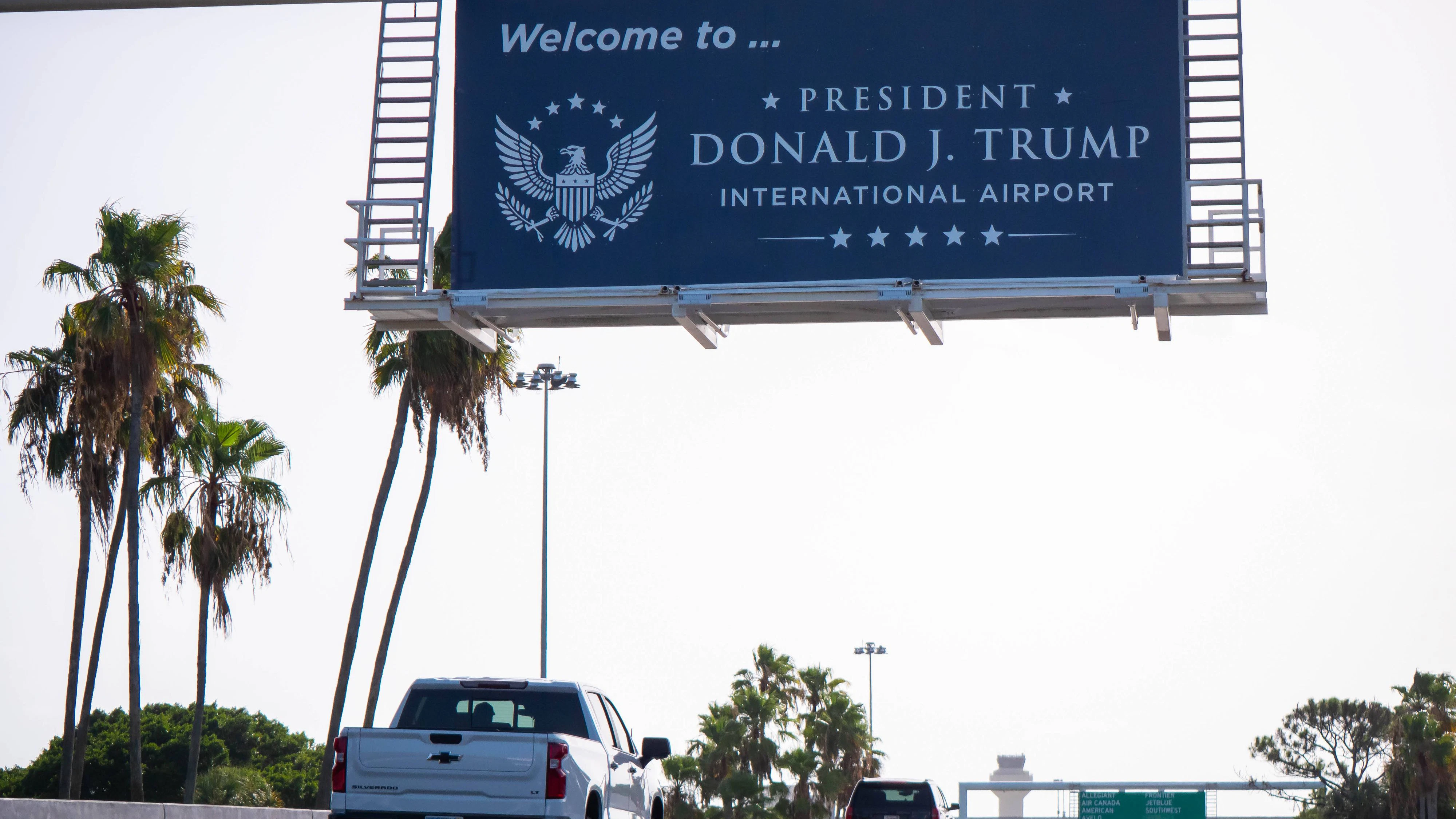 Der Flughafen wurde am Donnerstag nach Trump benannt.