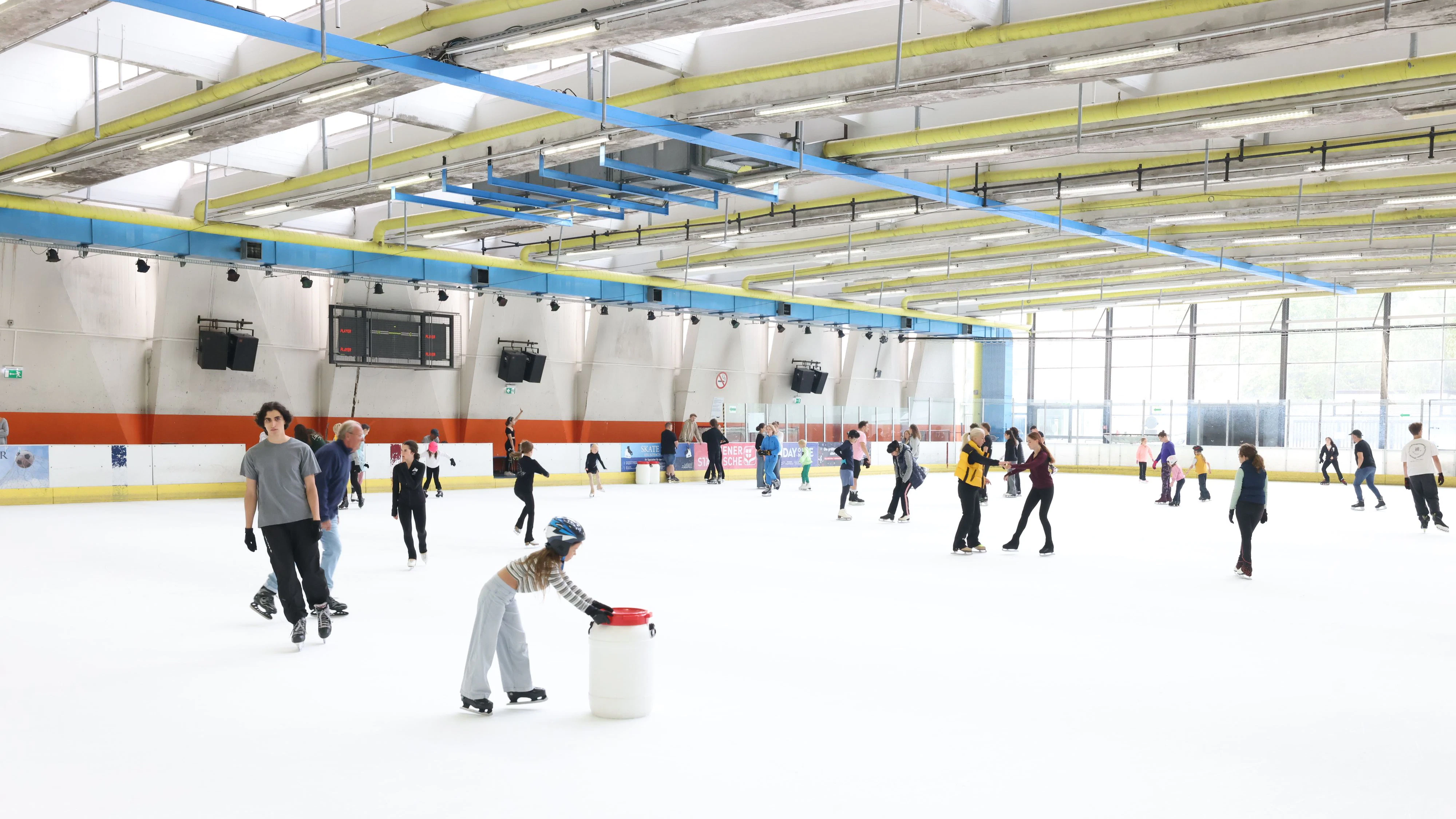 20240723 / eislaufen im sommer in der stadthalle eishalle / foto: denise auer / tageszeitung heute