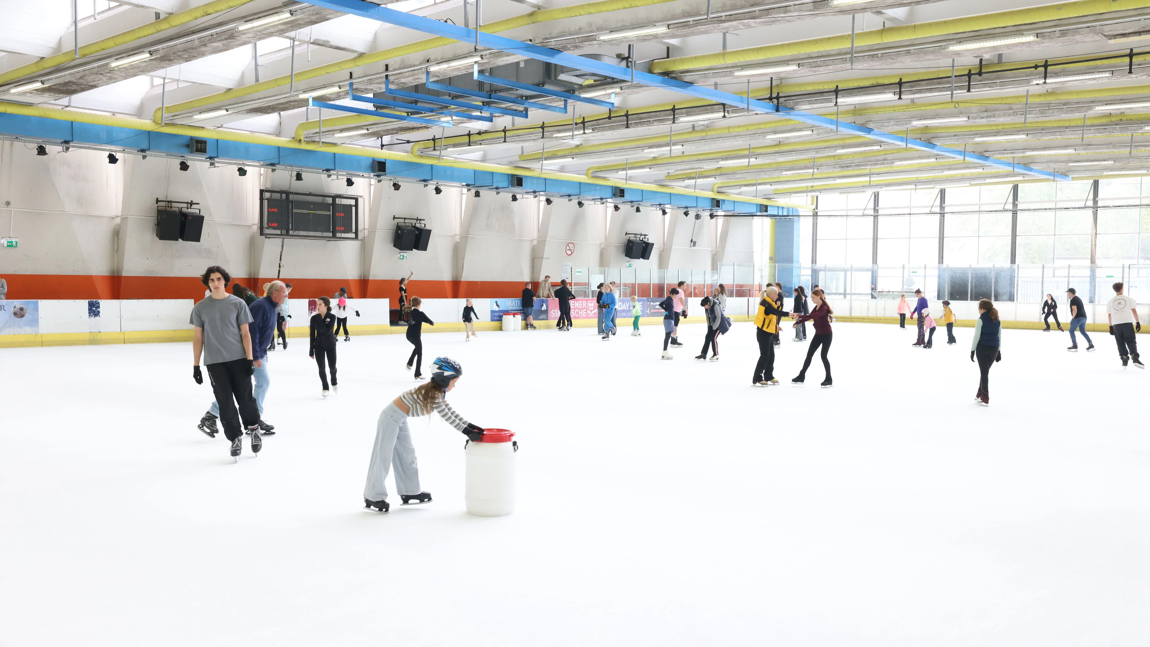 Heute.at - Eisstadthalle weiter zu – 2.100 kämpfen für Erhalt