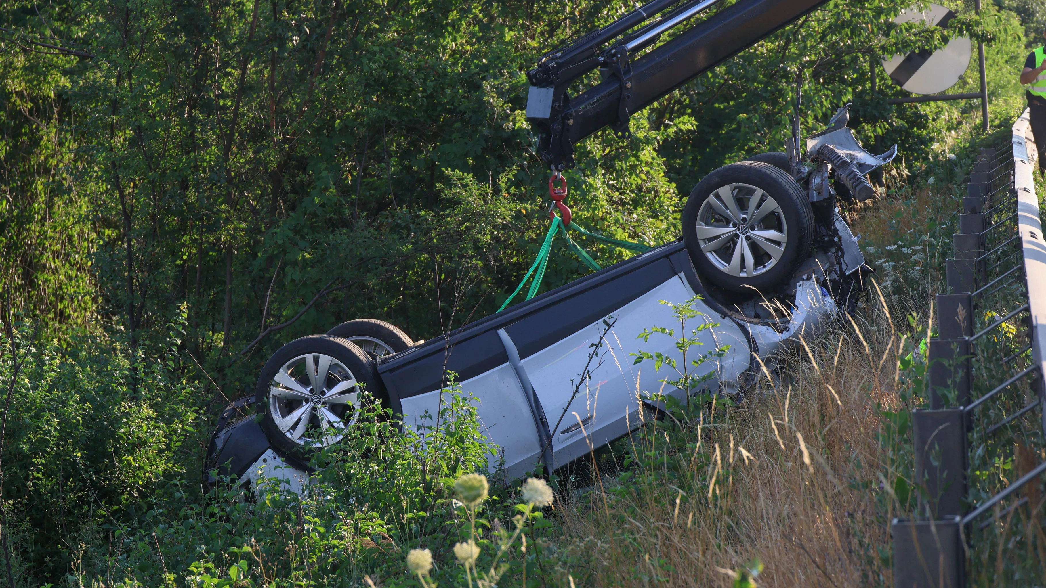 Das Auto landete auf dem Dach liegend in der Böschung.