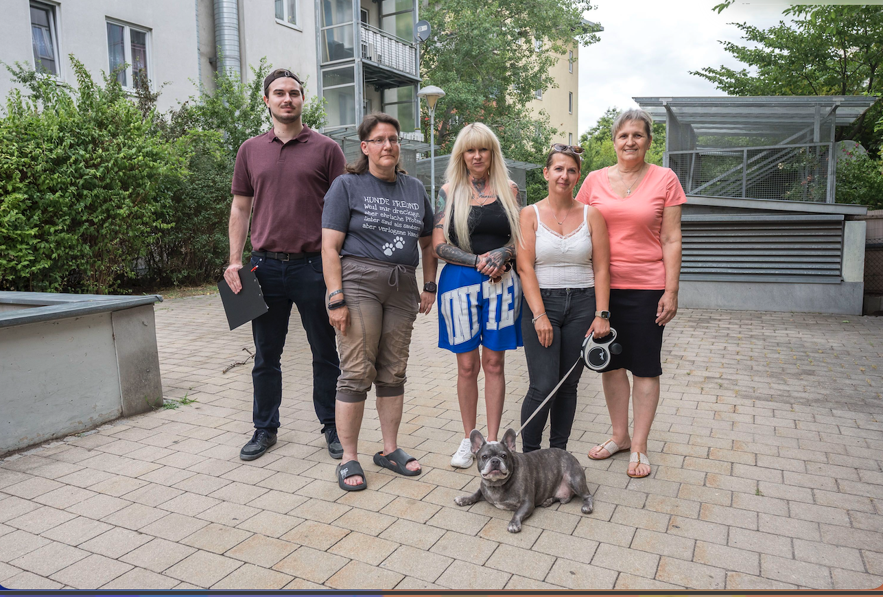 Bezirksrat Florian Rath mit betroffenen Mieterinnen: Brigitte G., Christina G., Monika S. und Ziza L. (v.l.).