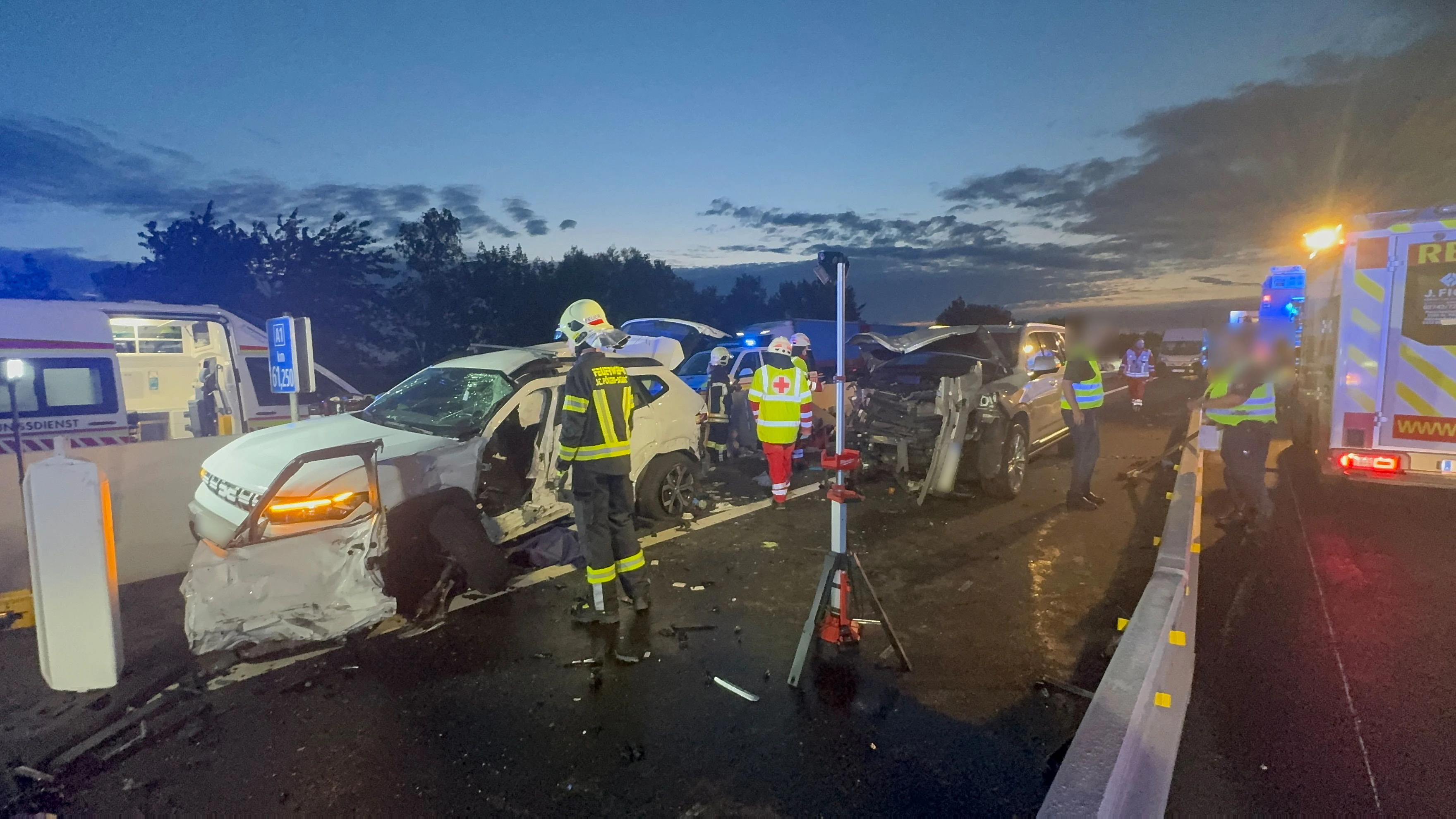 Heute.at - Crash auf der Autobahn – Lenker (46) schwer verletzt