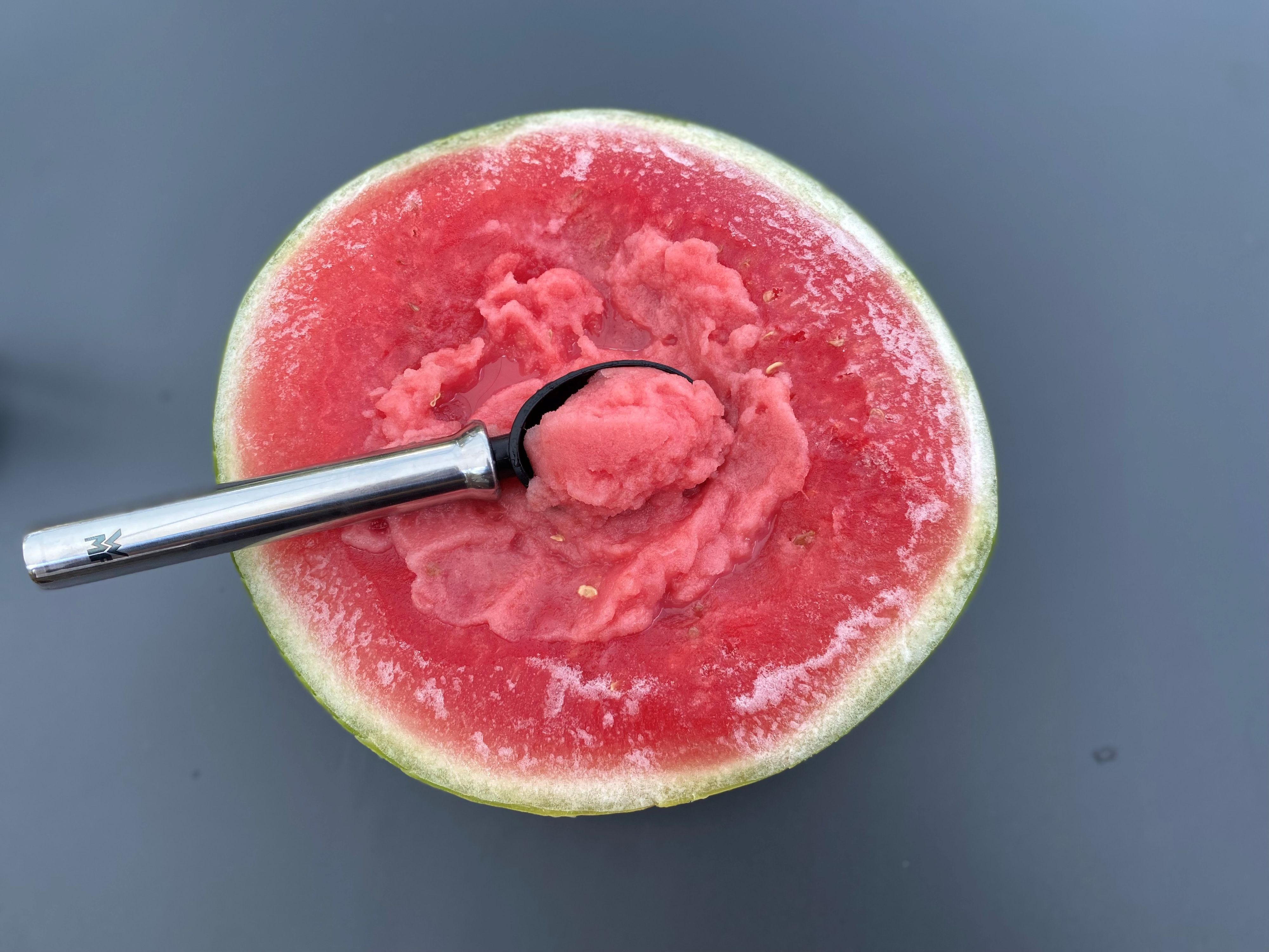 Aus einer gefrorenen Wassermelone und einem Schluck Milch wird cremiges Eis.