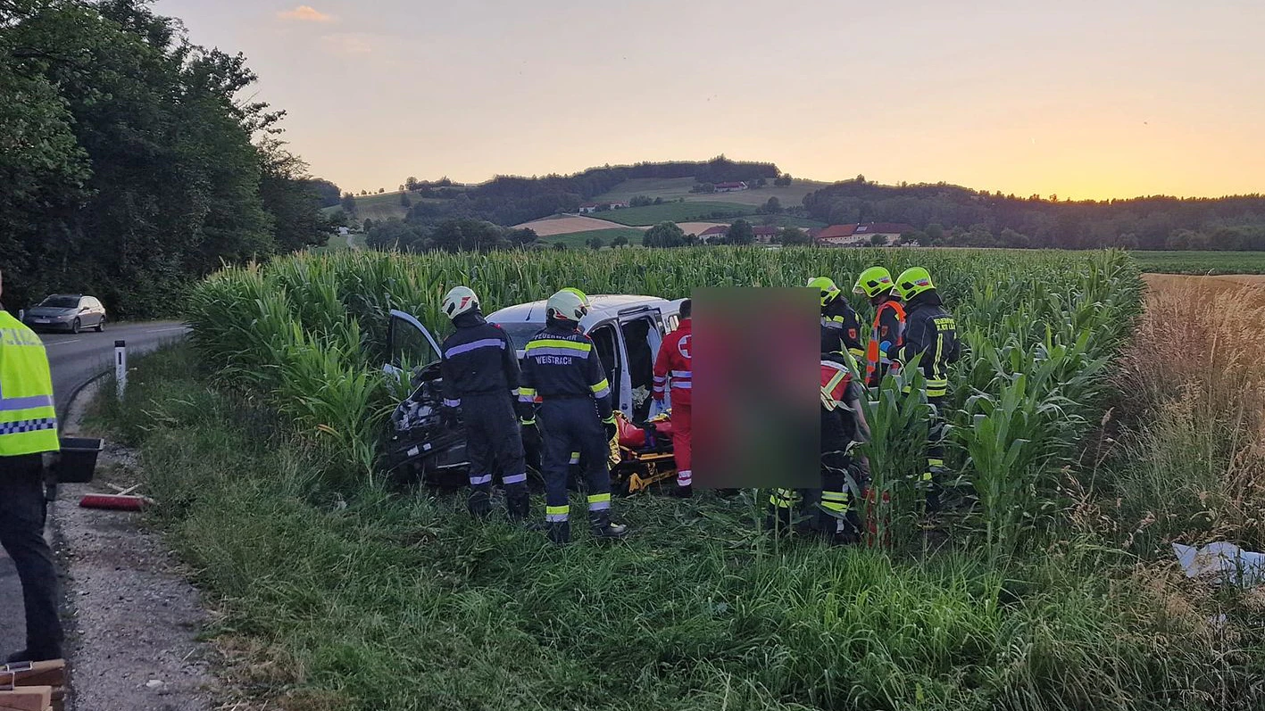 Bei einem Frontalunfall in St. Peter/Au wurden am Donnerstagabend zwei Lenker verletzt.
