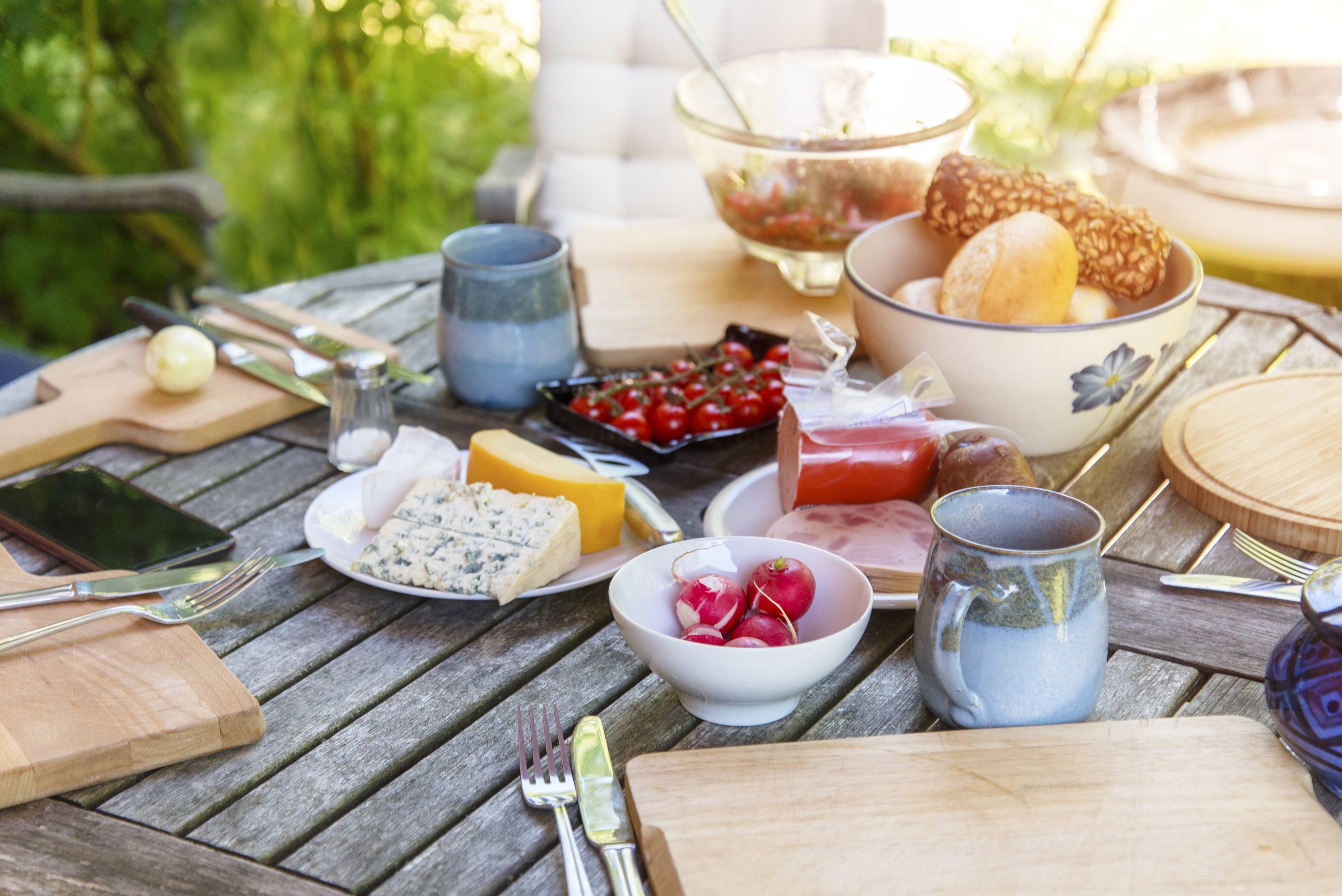 Sonne, Balkon, Brunch – doch bei Hitze vermehren sich Keime oft schneller als viele vermuten jetzt.