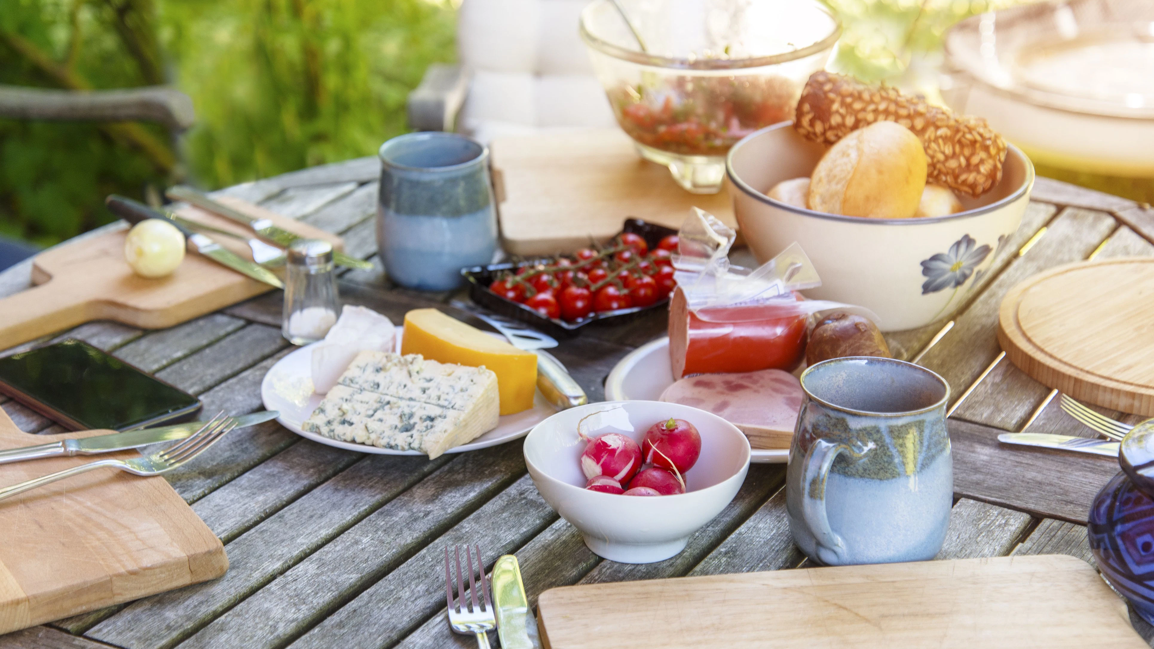 Sonne, Balkon, Brunch – doch bei Hitze vermehren sich Keime oft schneller als viele vermuten jetzt.