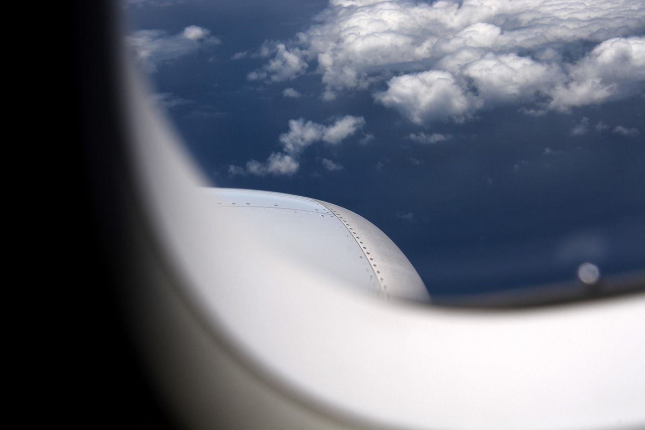 Blick aus dem Flugzeugfenster