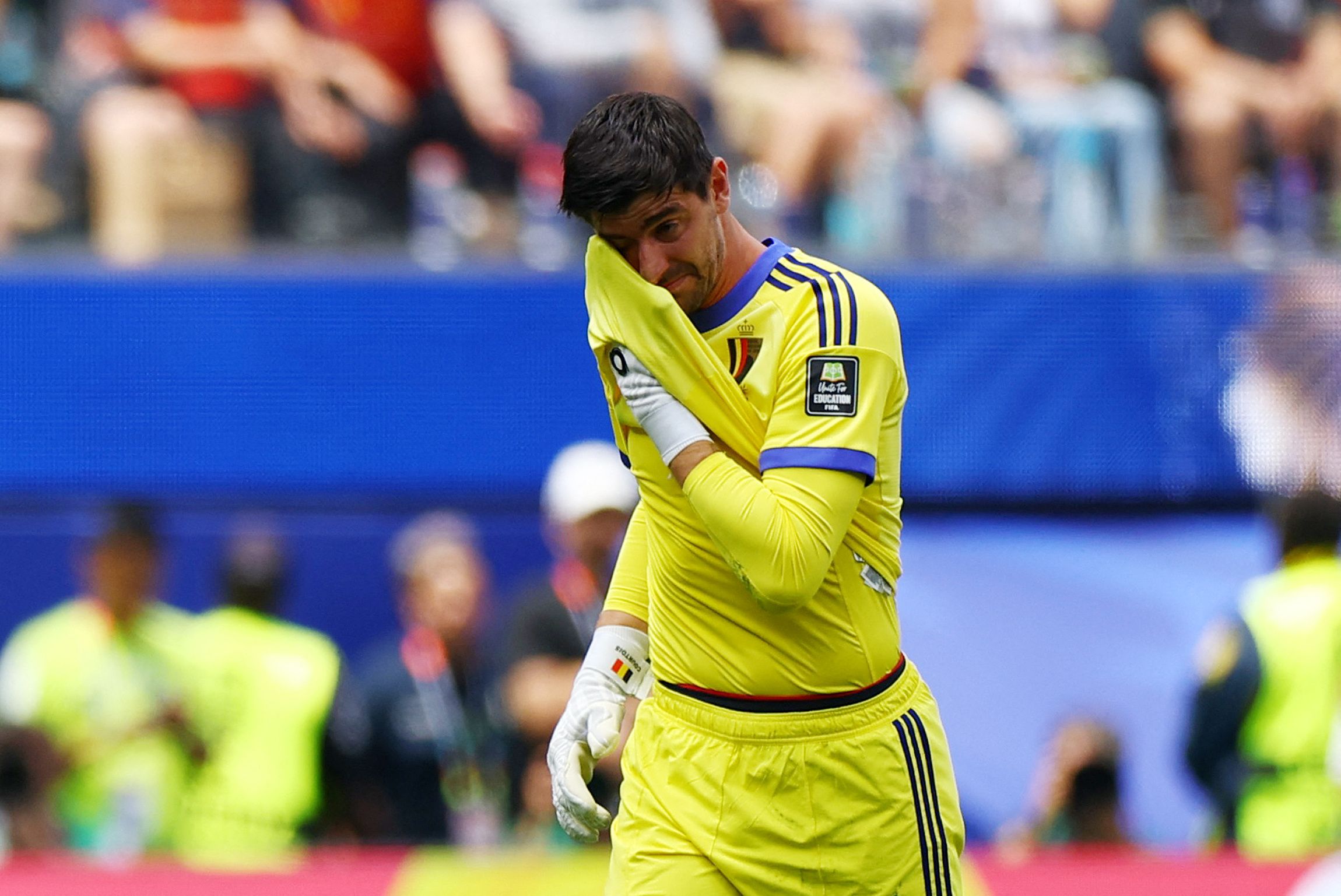 Belgiens Star-Torhüter Thibaut Courtois musste verletzt vom Feld. 