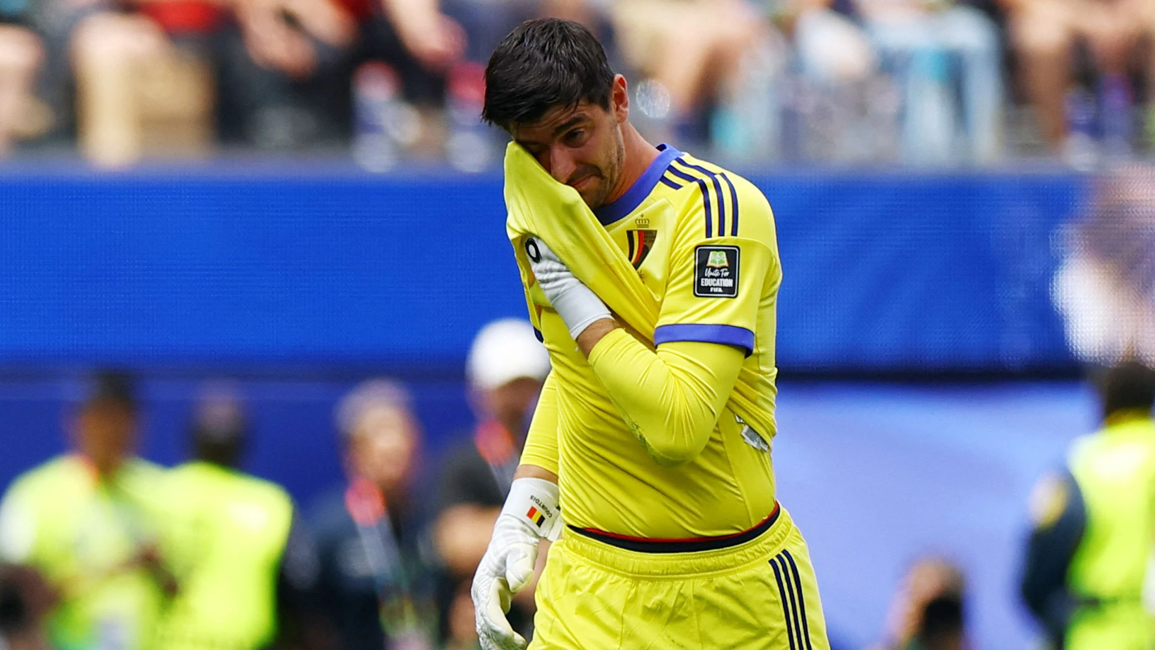 Belgiens Star-Torhüter Thibaut Courtois musste verletzt vom Feld. 