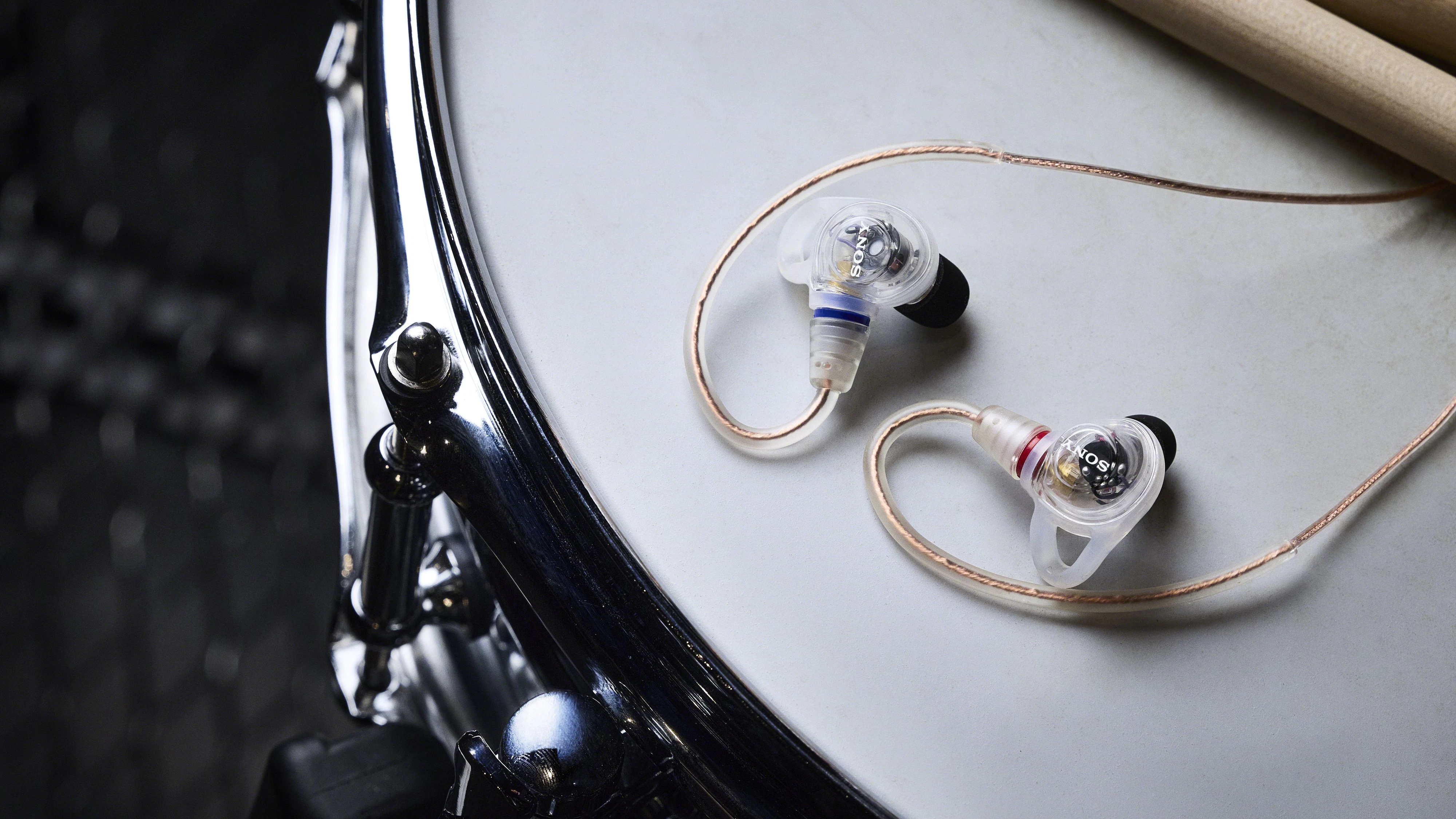 Die neuen Sony IER-M500 richten sich an Musiker und sollen Außengeräusche besonders stark abschirmen.