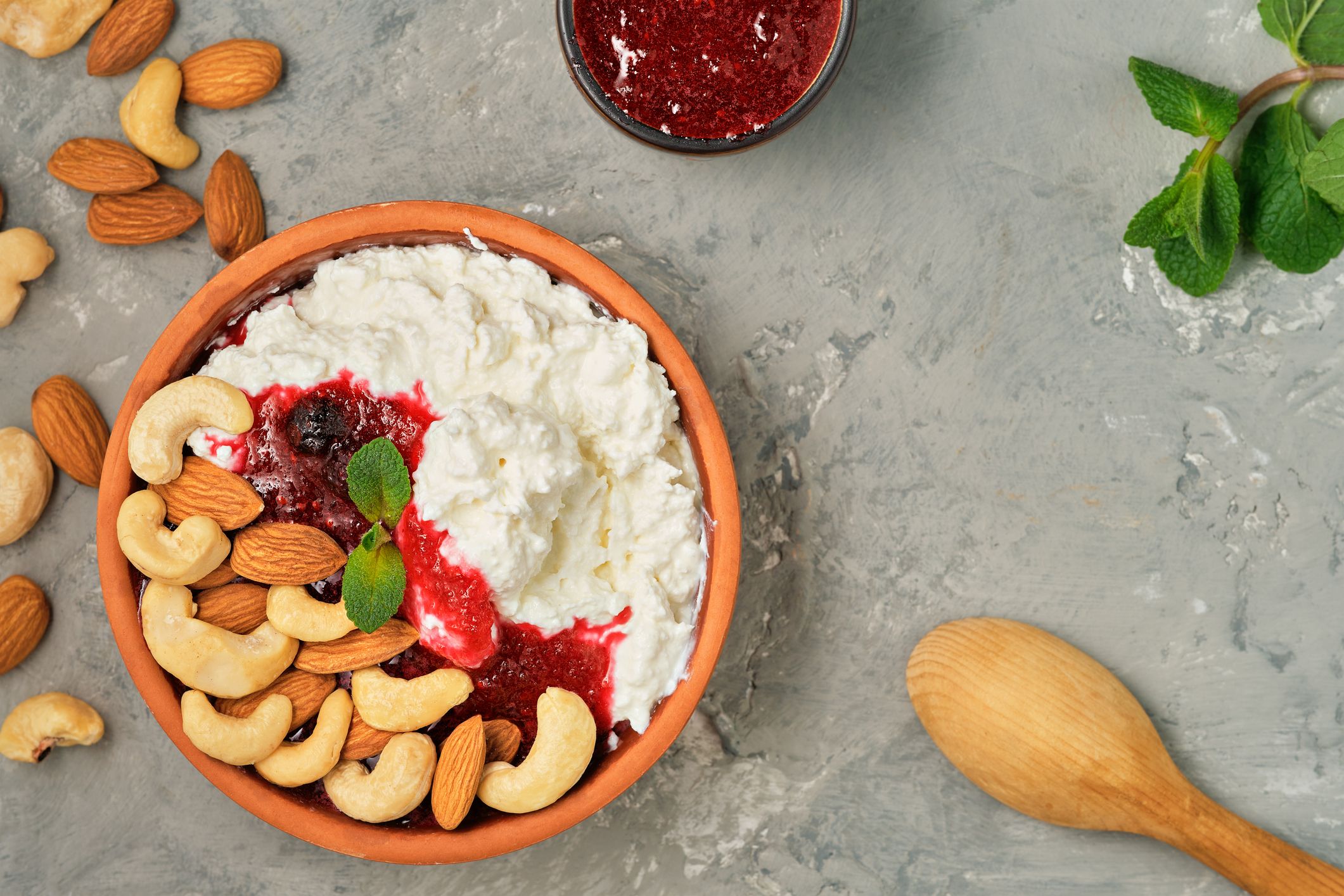 Eine Skyr-Bowl mit Beeren und Nüssen liefert hochwertiges Eiweiß, gesunde Fette und viele Ballaststoffe.