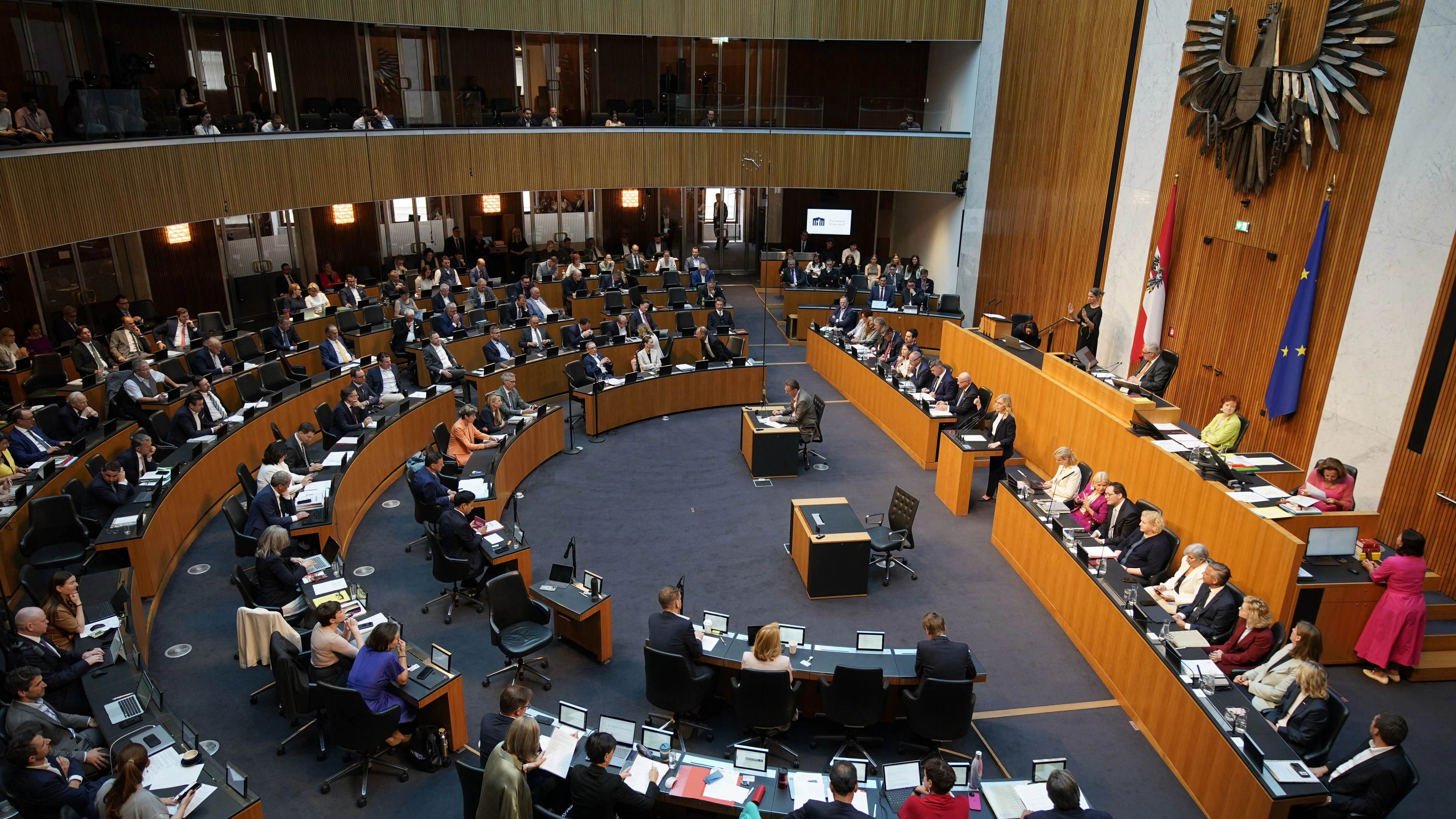 Parlament mit Regierung