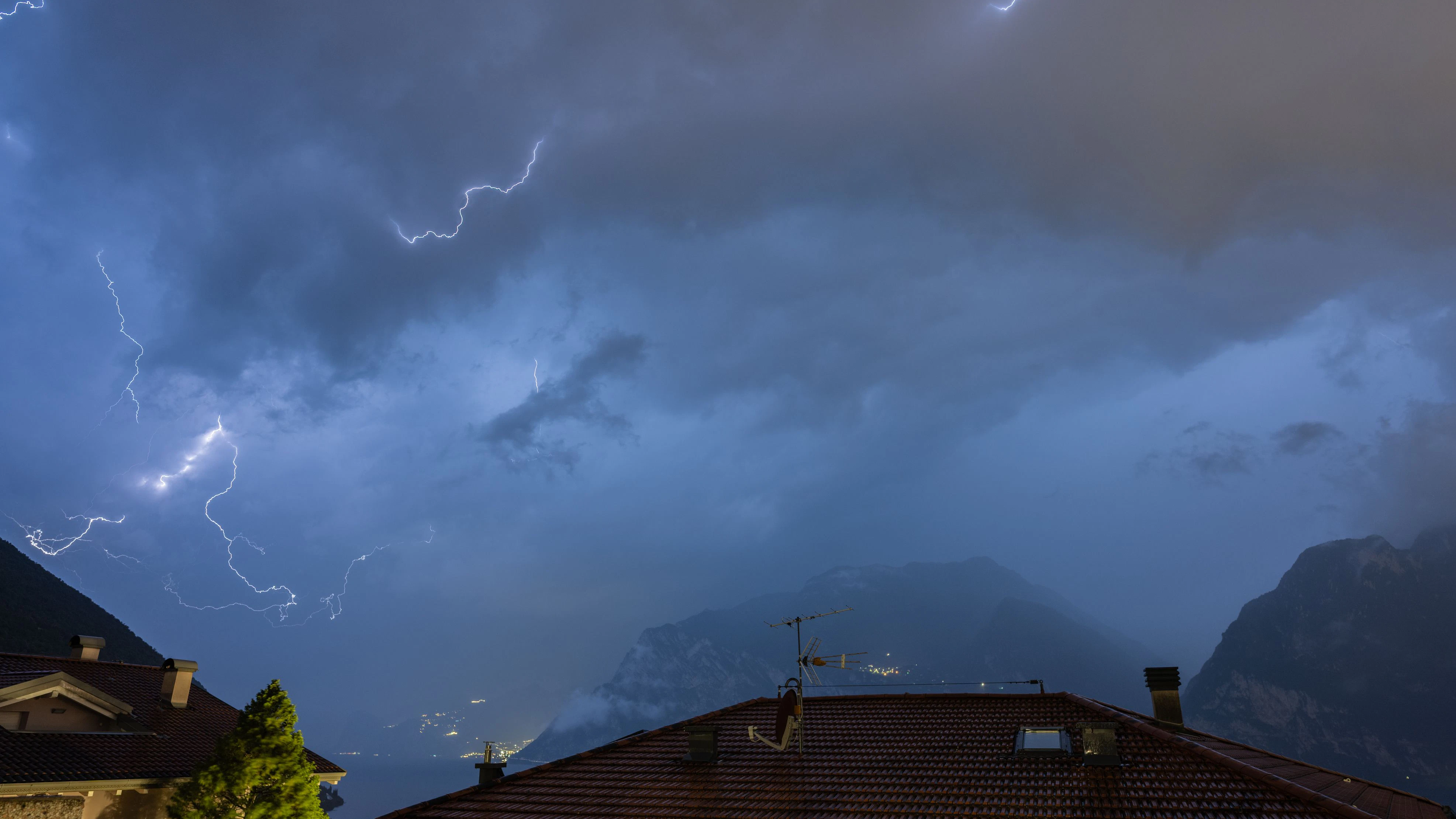 Heute.at - Wetter eskaliert! Rund um Gardasee droht Hagelsturm