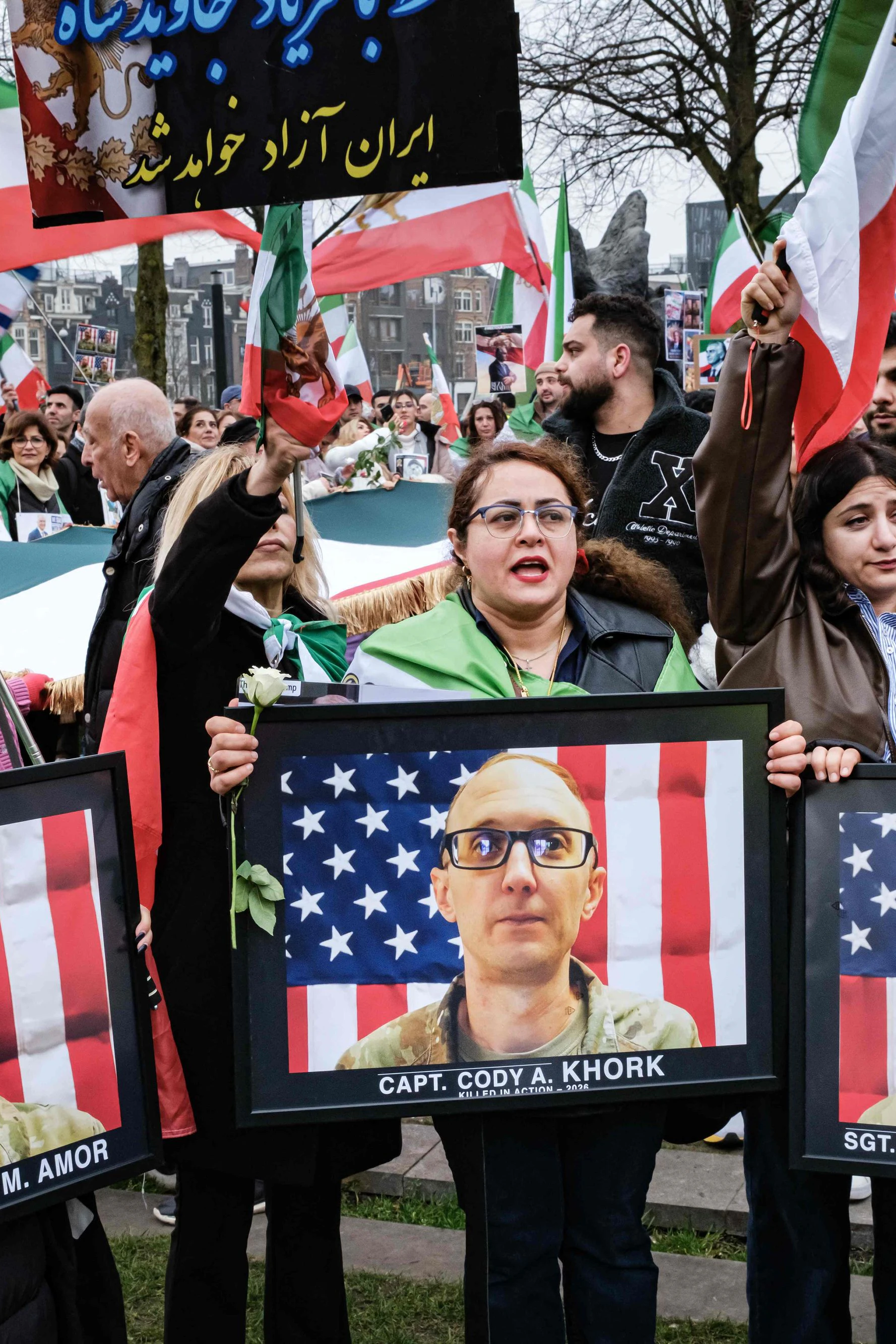 Bei einer Anti-Kriegs-Demo in Amsterdam werden BIlder der getöteten US-Soldaten in die Höhe gehalten