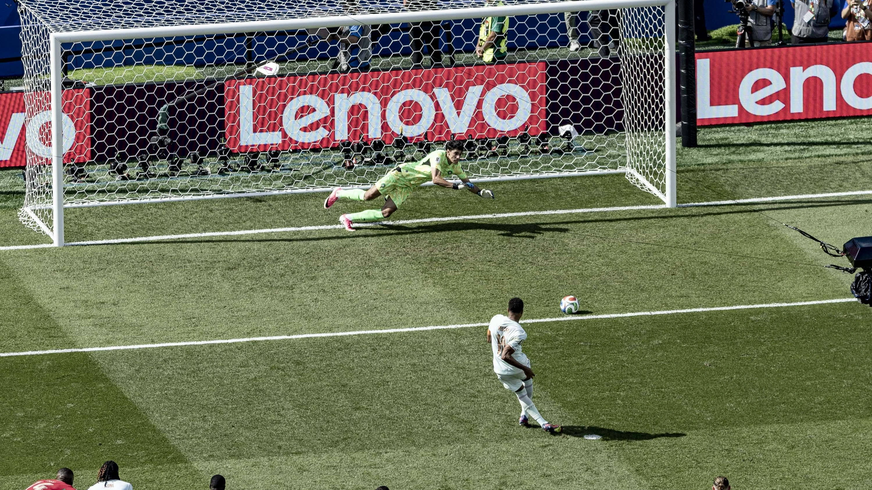Heute.at - Irregulärer Mbappe-Elfmeter? Perfekte Schwalbe