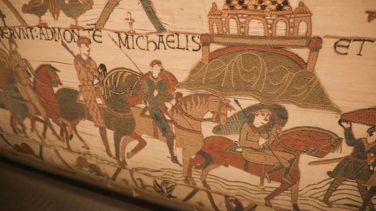 Der Wandteppich von Bayeux, ein knapp 70 Meter langes, kunstvoll besticktes Band aus Leinenstoff, zeigt die Eroberung Englands im Jahr 1066. Für eine Ausstellung wurde das einzigartige Kunstwerk nun eigens nach London gebracht. Das erste Mal seit tausend Jahren.
