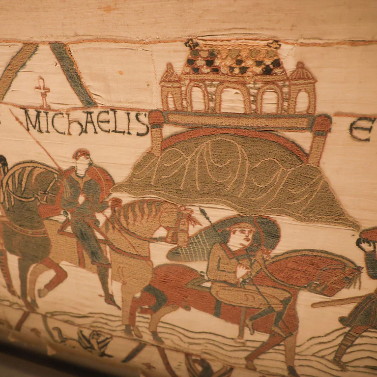 Der Wandteppich von Bayeux, ein knapp 70 Meter langes, kunstvoll besticktes Band aus Leinenstoff, zeigt die Eroberung Englands im Jahr 1066. Für eine Ausstellung wurde das einzigartige Kunstwerk nun eigens nach London gebracht. Das erste Mal seit tausend Jahren.