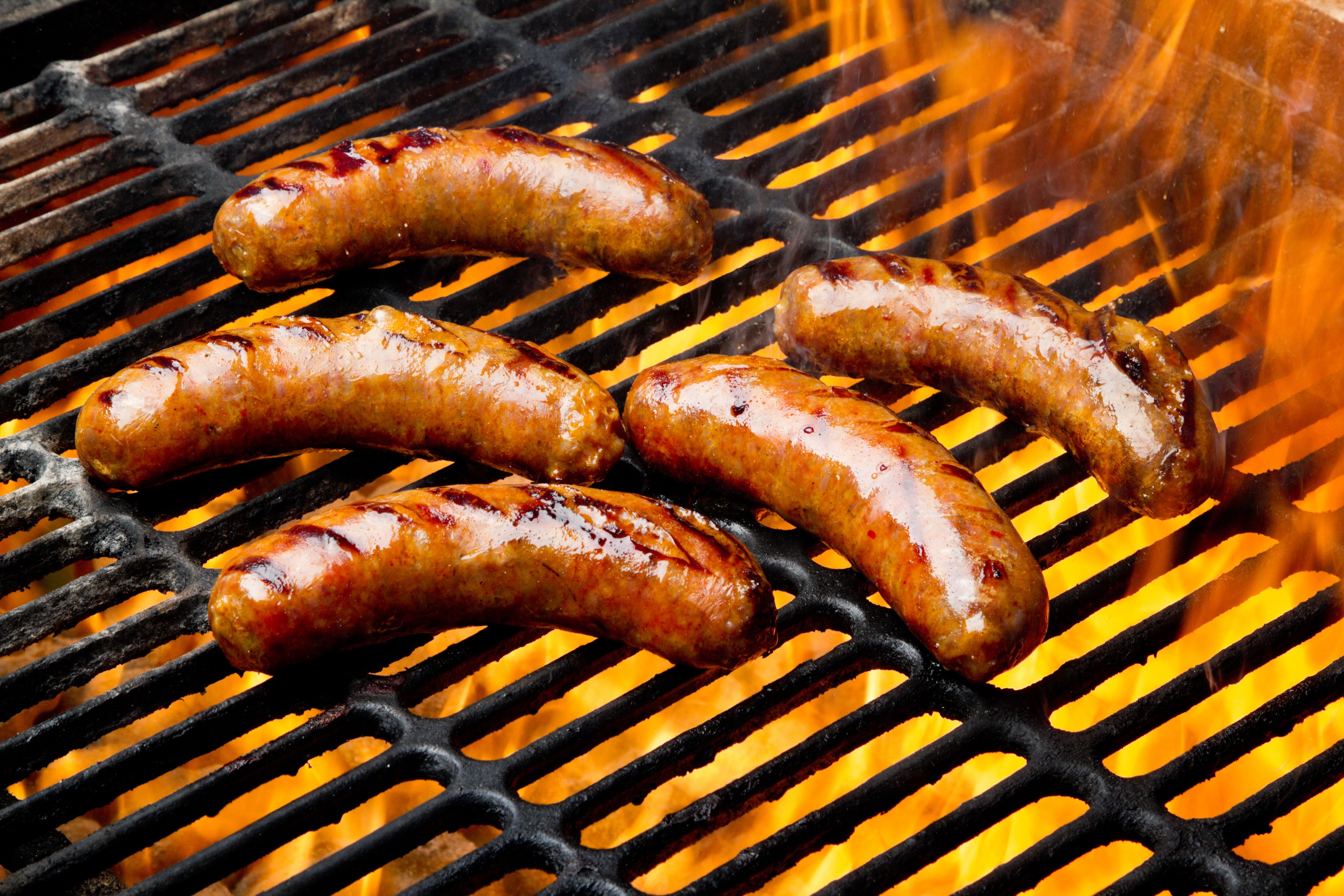 Der Grill ist angeheizt, die Würstel liegen bereit.