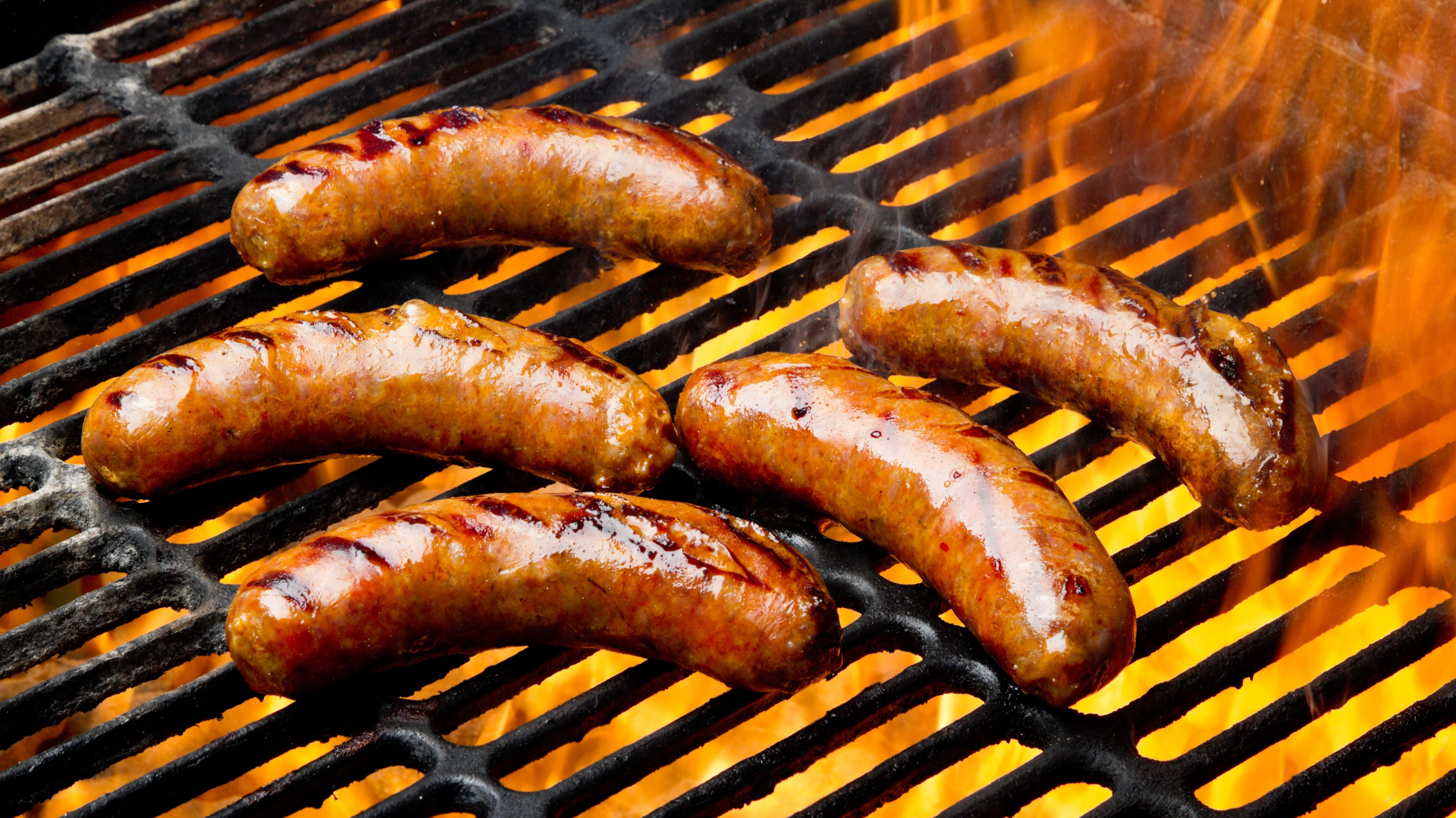 Der Grill ist angeheizt, die Würstel liegen bereit.